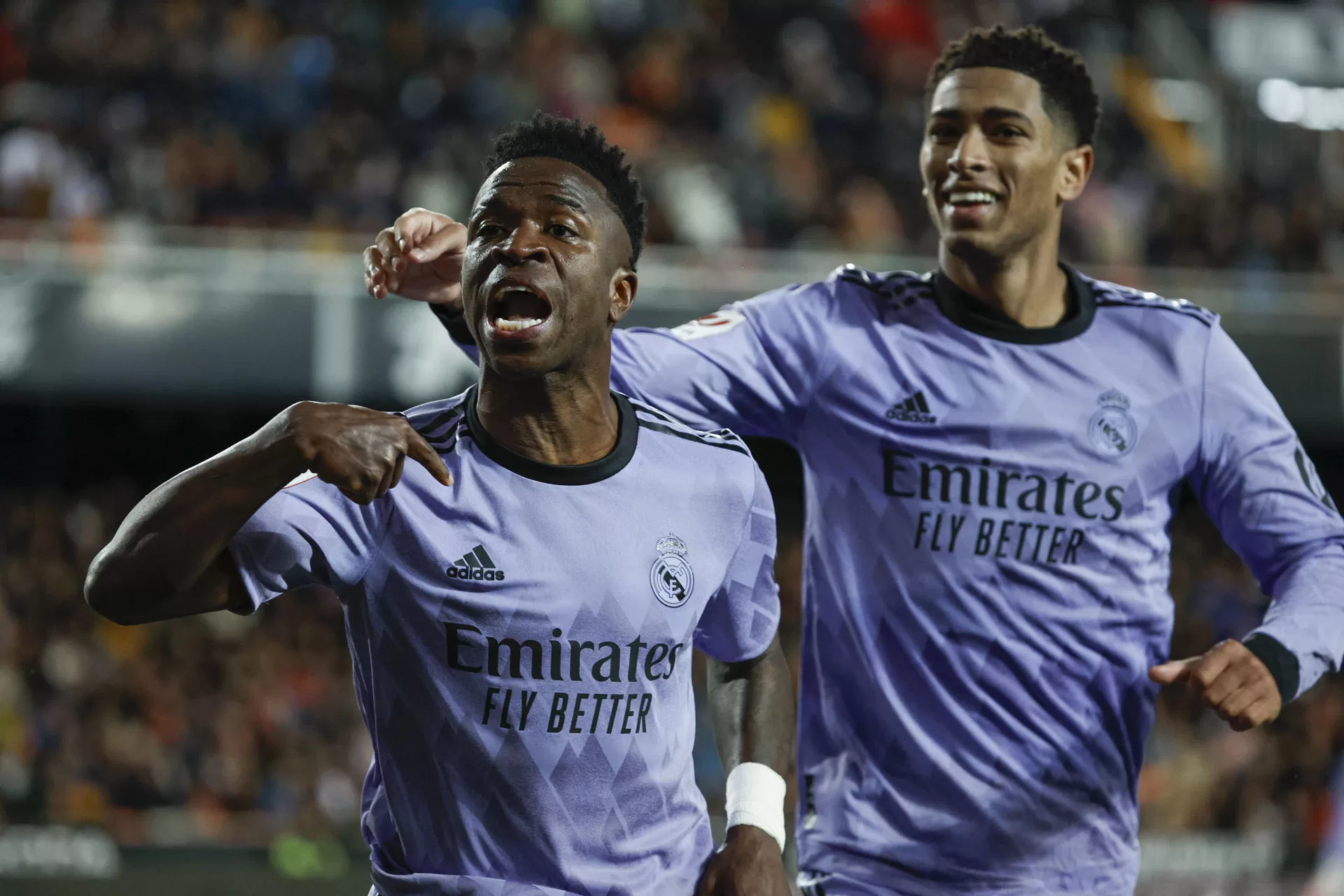 El delantero brasileño del Real Madrid Vinicius Jr. celebra junto a su compañero Jude Bellingham (d) el segundo gol marcado ante el Valencia durante el encuentro correspondiente a la jornada 27 de Primera División que Valencia y Real Madrid disputaron en el estadio de Mestalla, en Valencia. EFE / Biel Aliño