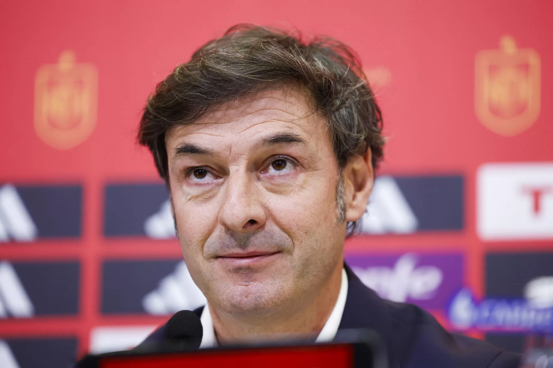 El entrenador de la selección española sub-21, Santi Denia, durante la rueda de prensa en la que anunció la lista de convocados para el amistoso contra Eslovaquia y el partido de clasificación para el Europeo ante Bélgica. EFE/Zipi Aragón 