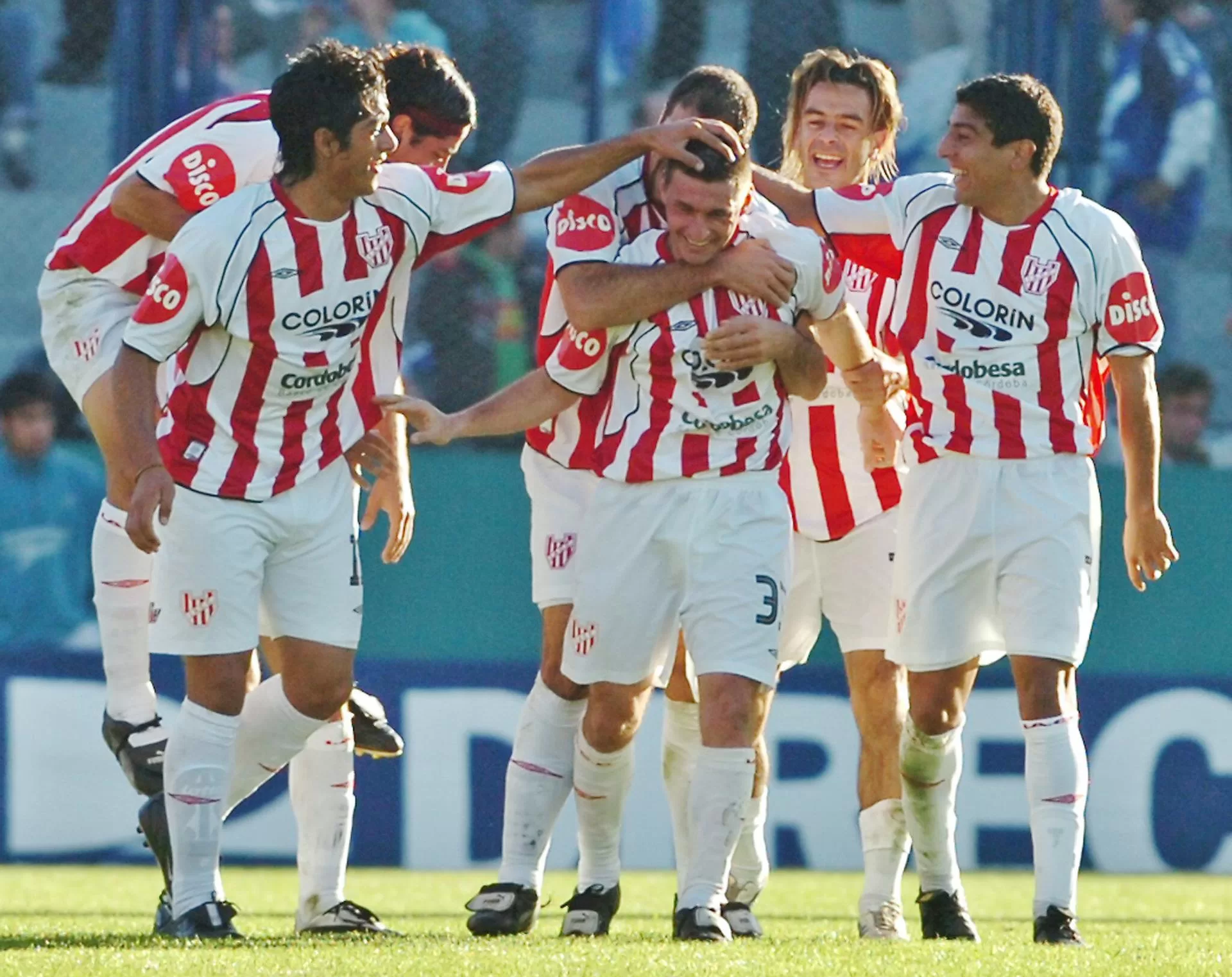 Instituto derrota a Huracán y asalta el liderato de la Zona A en el fútbol argentino