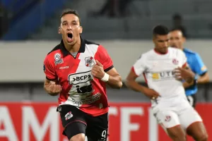 Daniel Mancilla de Potosí celebra su gol este miércoles, en un partido de la primera ronda de la Copa Sudamericana entre Universitario de Vinto y Nacional Potosí en el estadio Félix Capriles en Cochabamba (Bolivia). EFE/ Jorge Abrego