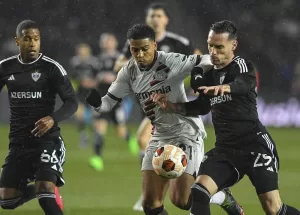 alt 2-2. Un postrero gol de Schick permite al Leverkuse mantener su condición de invicto