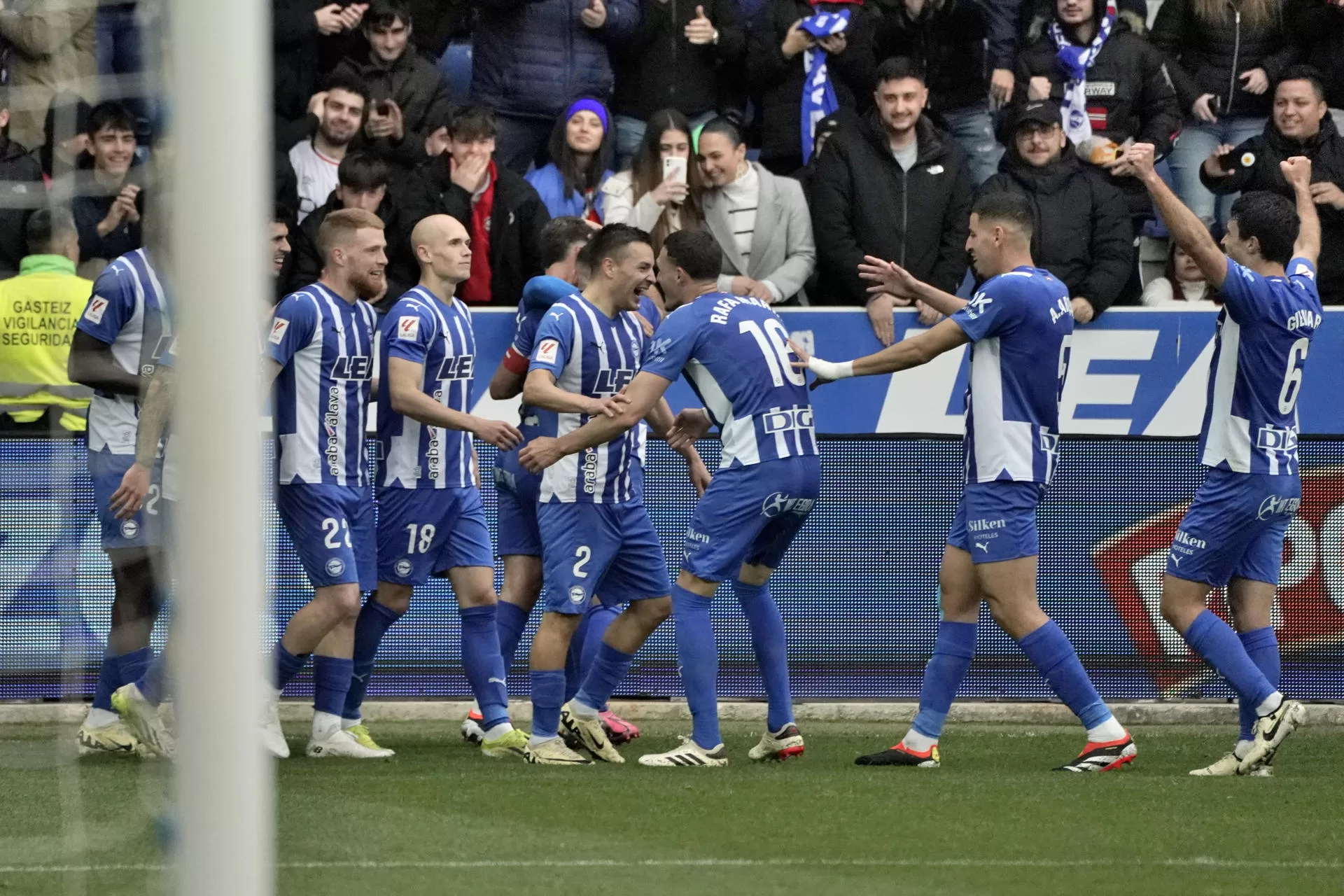 1-0. Gorosabel y Sivera enfilan la salvación del Alavés