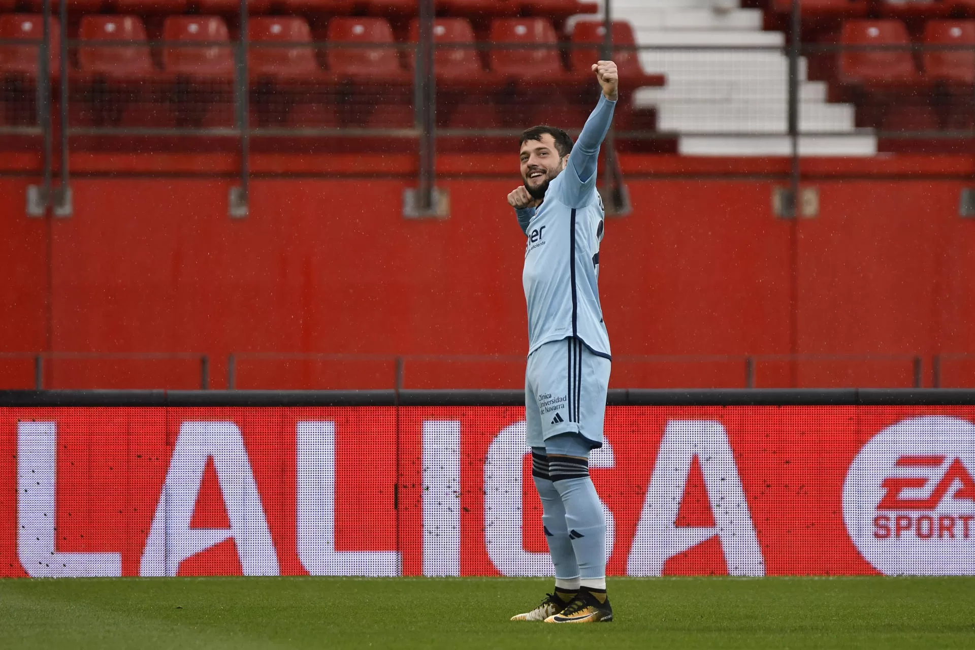 alt Osasuna firma una goleada en Almería (0-3)