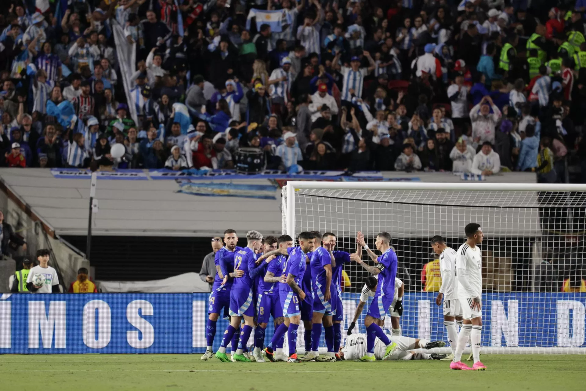 Jugadores de la selección argentina de fútbol fueron registrados este martes, 26 de marzo, al celebrar el gol que Alexis Mac Allister le anotó a Costa Rica, durante un partido amistoso, en el coliseo Los Angeles Memorial, en Los Ángeles (California, EE.UU.). EFE/Allison Dinner 
