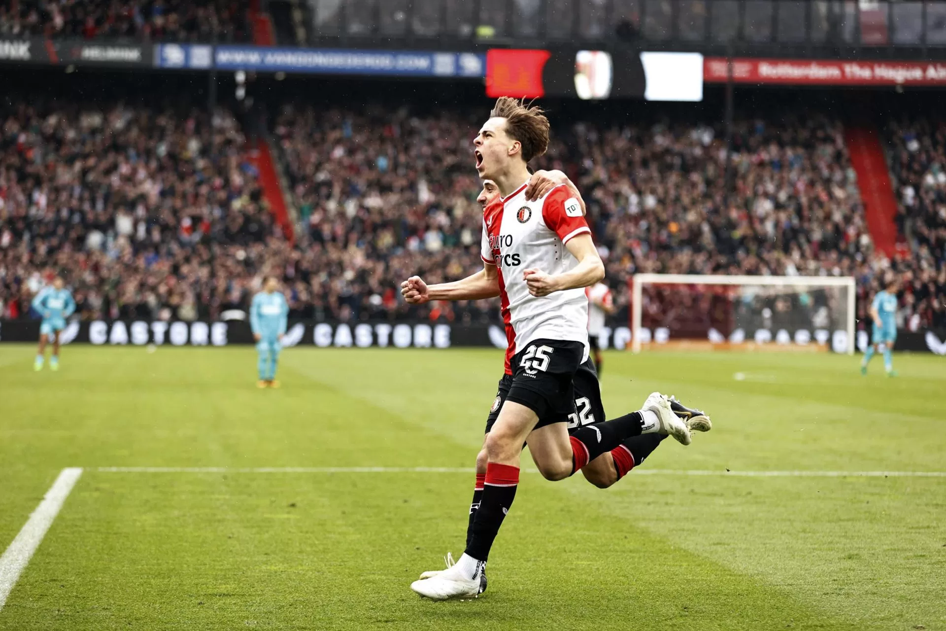 4-2. El Feyenoord del mexicano Giménez remonta dos goles y se acerca al líder