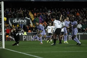 ALT 2-2. Vinícius se crece en Mestalla y evita la derrota del Real Madrid en un polémico final