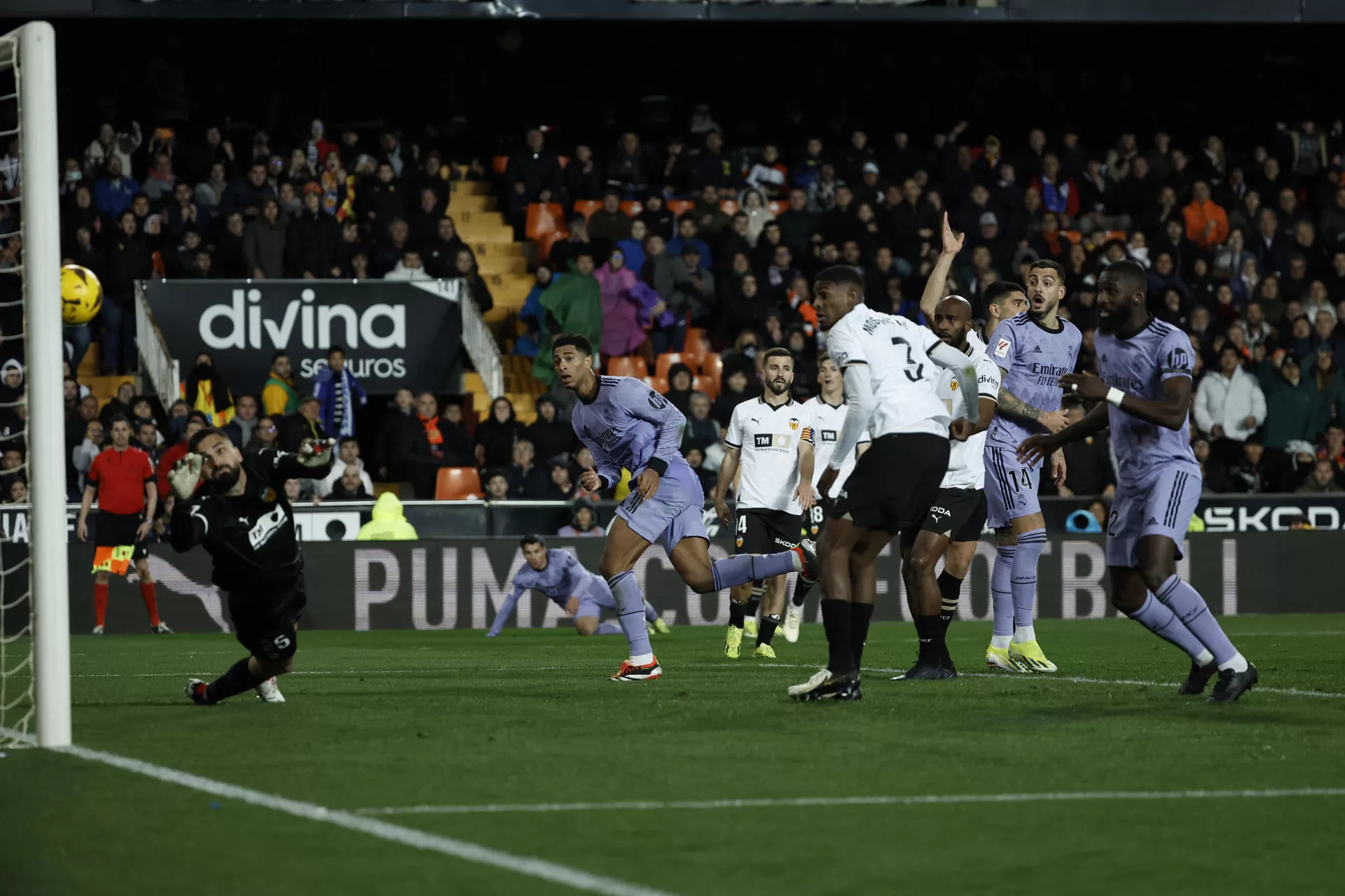 2-2. El brasileño Vinícius se crece en Mestalla y evita la derrota del Real Madrid en un polémico final
