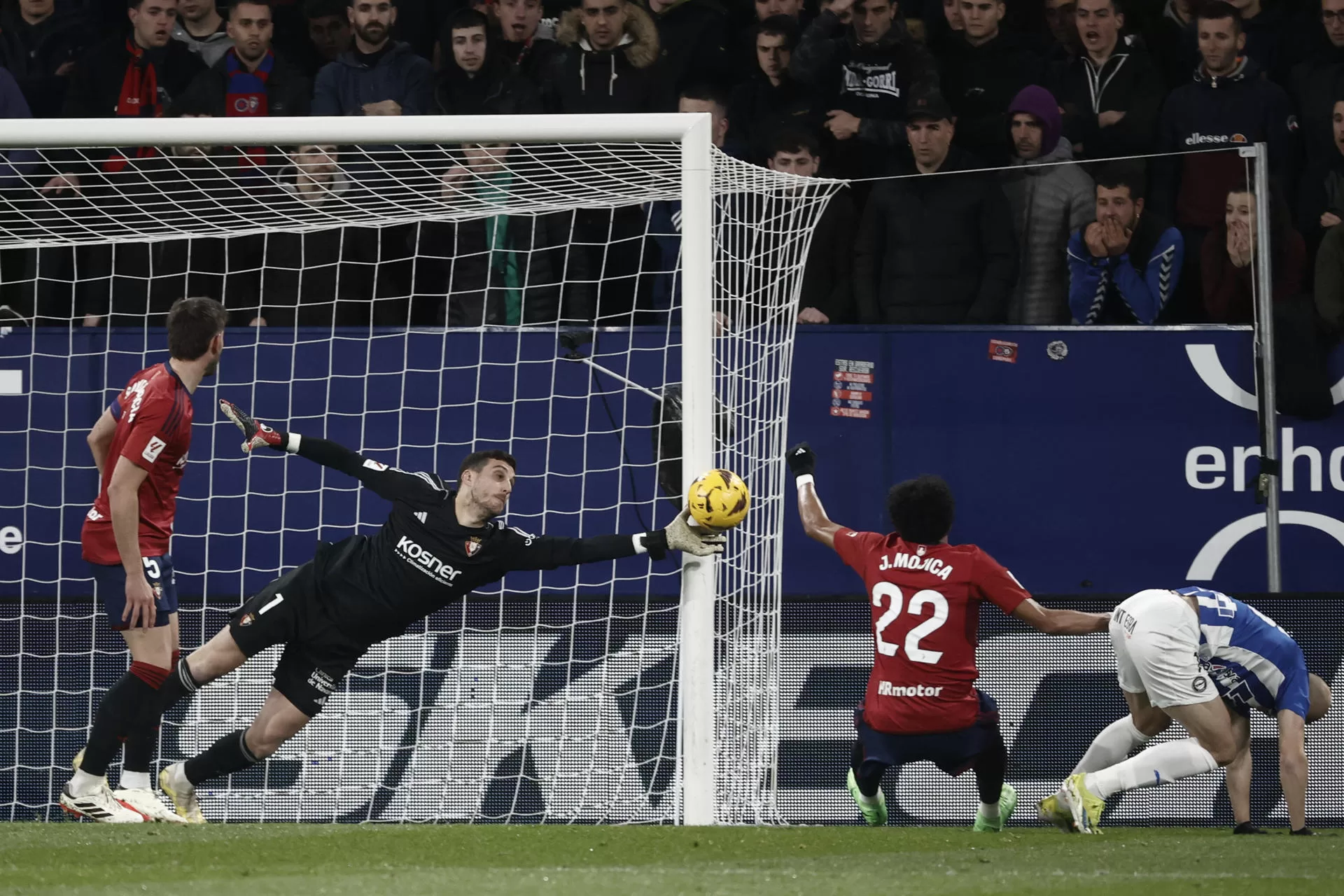 El portero de Osasuna, Sergio Herrera (2-i), detiene un lanzamiento del Alavés durante el partido de LaLiga de fútbol en el estadio de El Sadar, en Pamplona. EFE/Jesús Diges
