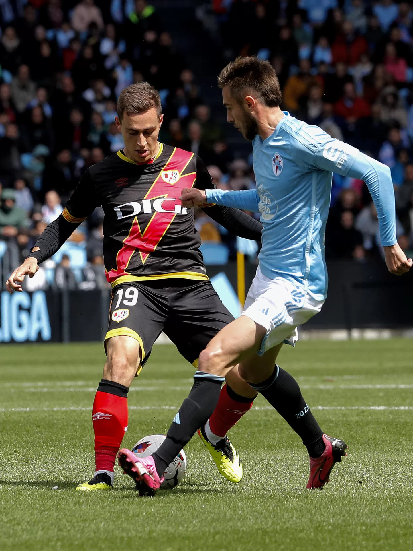 El defensa del Celta de Vigo Óscar Mingueza y el centrocampista del Rayo Vallecano Jorge de Frutos, durante el partido de la jornada 30 de LaLiga EA Sports celebrado en el estadio BalaÍdos de Vigo.- EFE/ Salvador Sas 