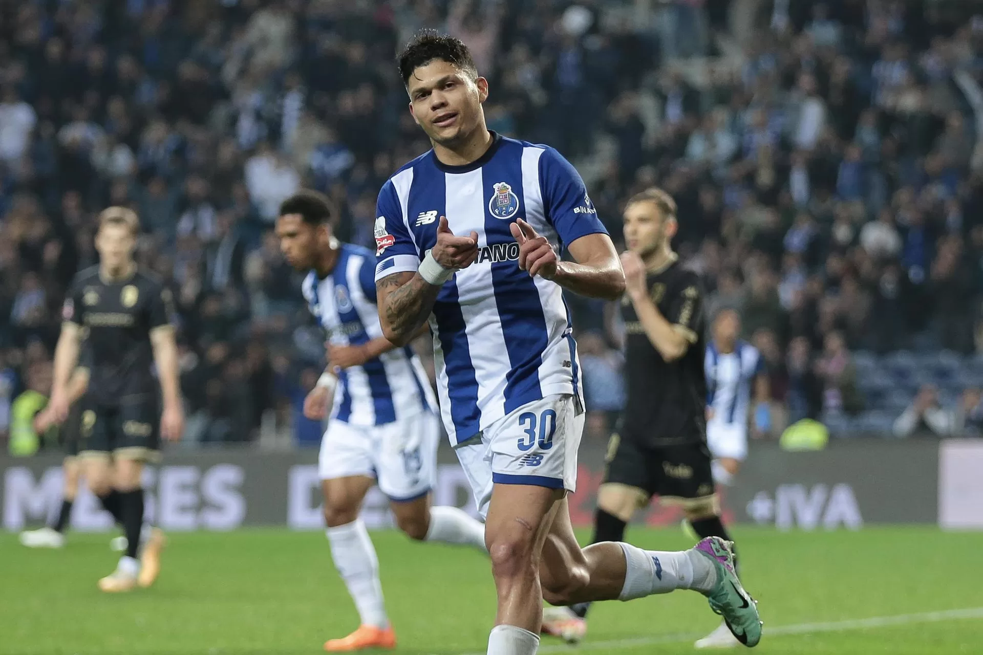 Evanilson (c), del Porto, fue registrado este sábado, 16 de marzo, al celebrar el tercer gol que su equipo le marcó al Vizela, durante un partido de la 26 jornada de la Liga portuguesa de fútbol, en Porto (Portugal). EFE/Manuel Fernando Araújo 