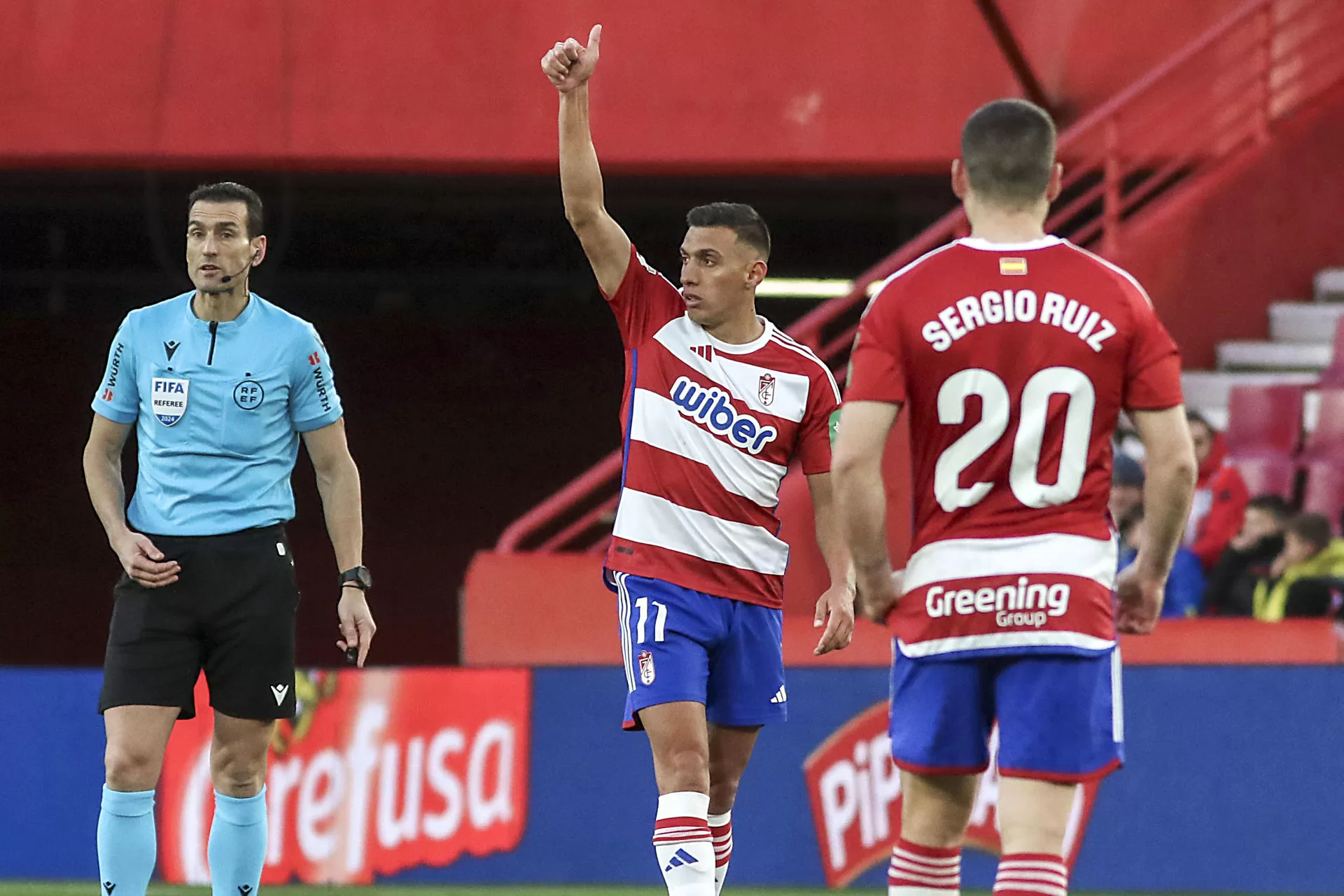 El delantero albanés del Granada Myrto Uzuni (i) celebra su primer gol durante el partido de la jornada 28 de LaLiga en el estadio Nuevo Los Carmenes, en Granada. EFE/Pepe Torres. 