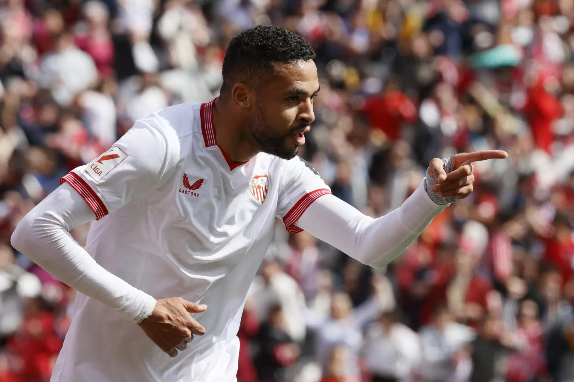 El delantero marroquí del Sevilla Youssef En-Nesyri celebra su segundo gol contra la Real Sociadad. EFE/José Manuel Vidal