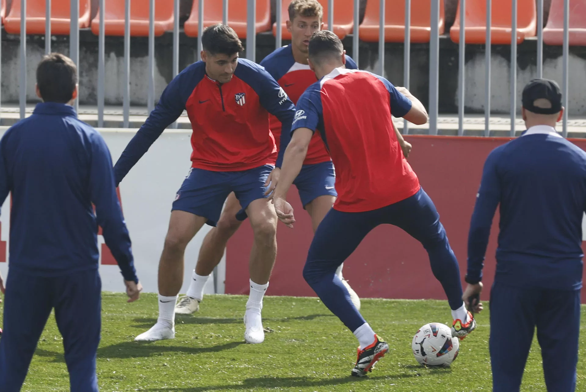 El Atlético enfoca al Barcelona sin el español Hermoso, Lemar y el uruguayo Giménez