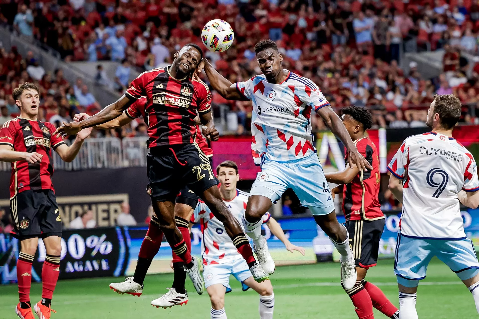 El Atlanta United del argentino Thiago Almada golea al Fire del colombiano Terán, que fue expulsado