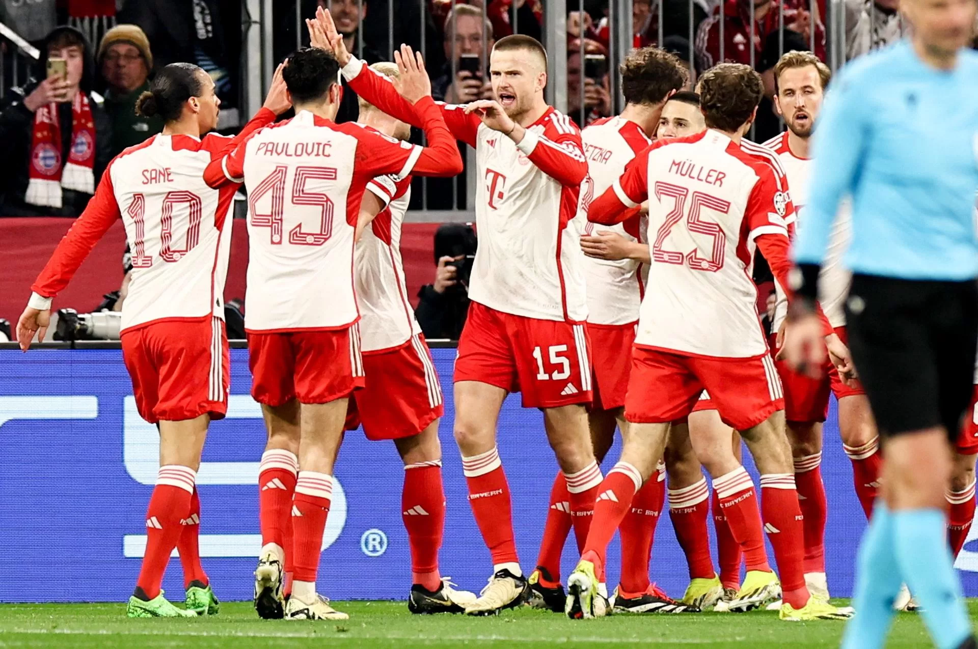 Los jugadores del Bayern Múnich celebran el 1-0 durante el partido de vuelta de octavos de final de la UEFA Champions League que han jugado Bayern Munich y SS Lazio, en Múnich, Alemania. EFE/EPA/RONALD WITTEK 