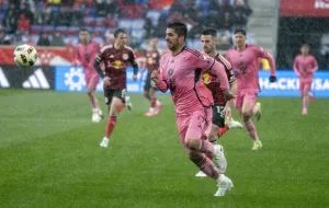 Luis Suárez del Inter Miami controla el balón durante un partido por la 5° jornada de la Major League Soccer (MLS) entre New York RB e Inter Miami CF, disputado este sábado en el estadio Red Bull Arena New Jersey, en Harrison, Nueva Jersey (EE.UU.). EFE/Ángel Colmenares