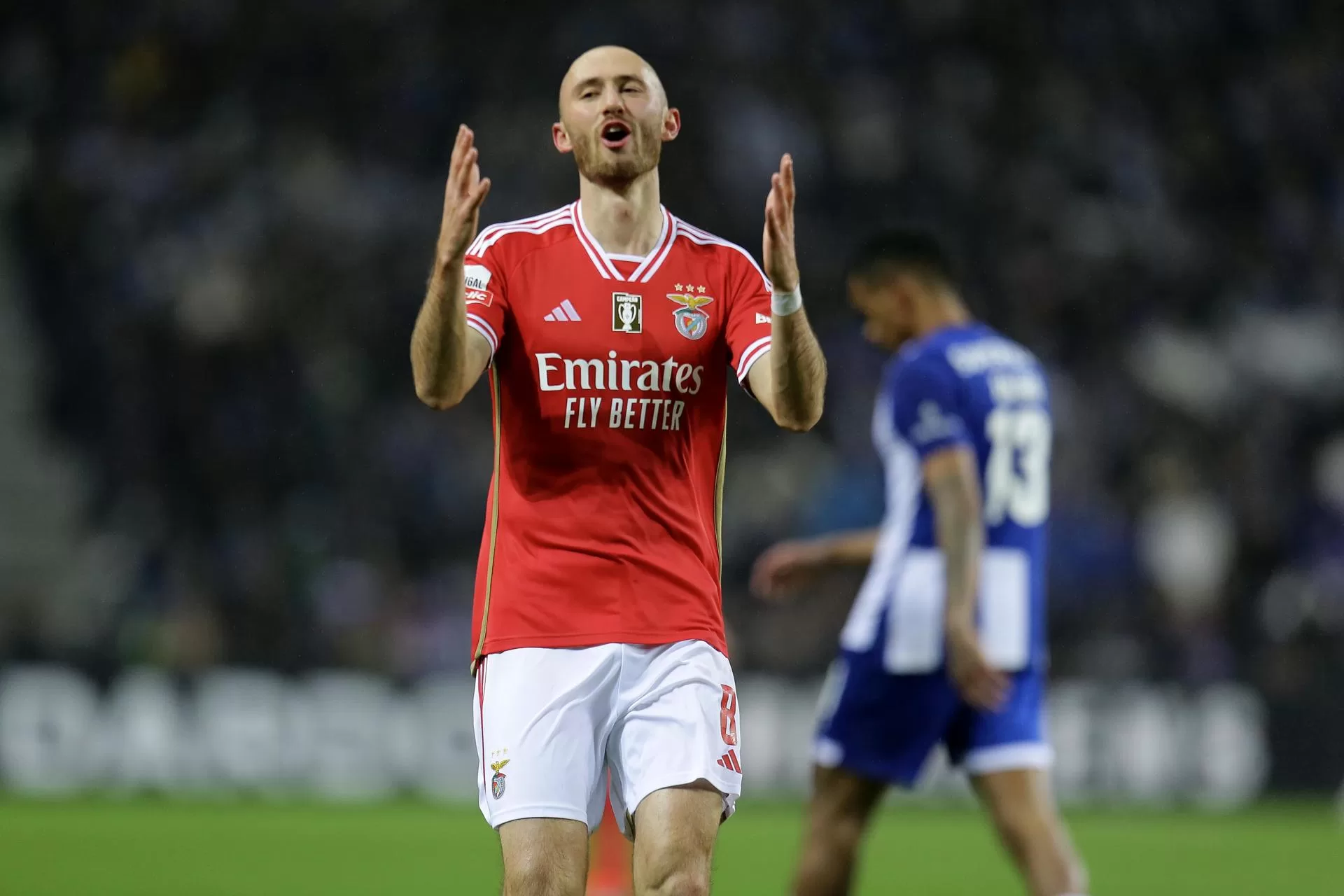 El jugador del Benfica Fredrik Aursnes se lamenta en Do Dragao, Oporto, Portugal. 