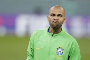 alt Es falso que Dani Alves se haya suicidado en la cárcel