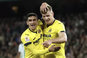 alt 2-3. El Villarreal remonta, se redime de su fiasco europeo y frena al Betis