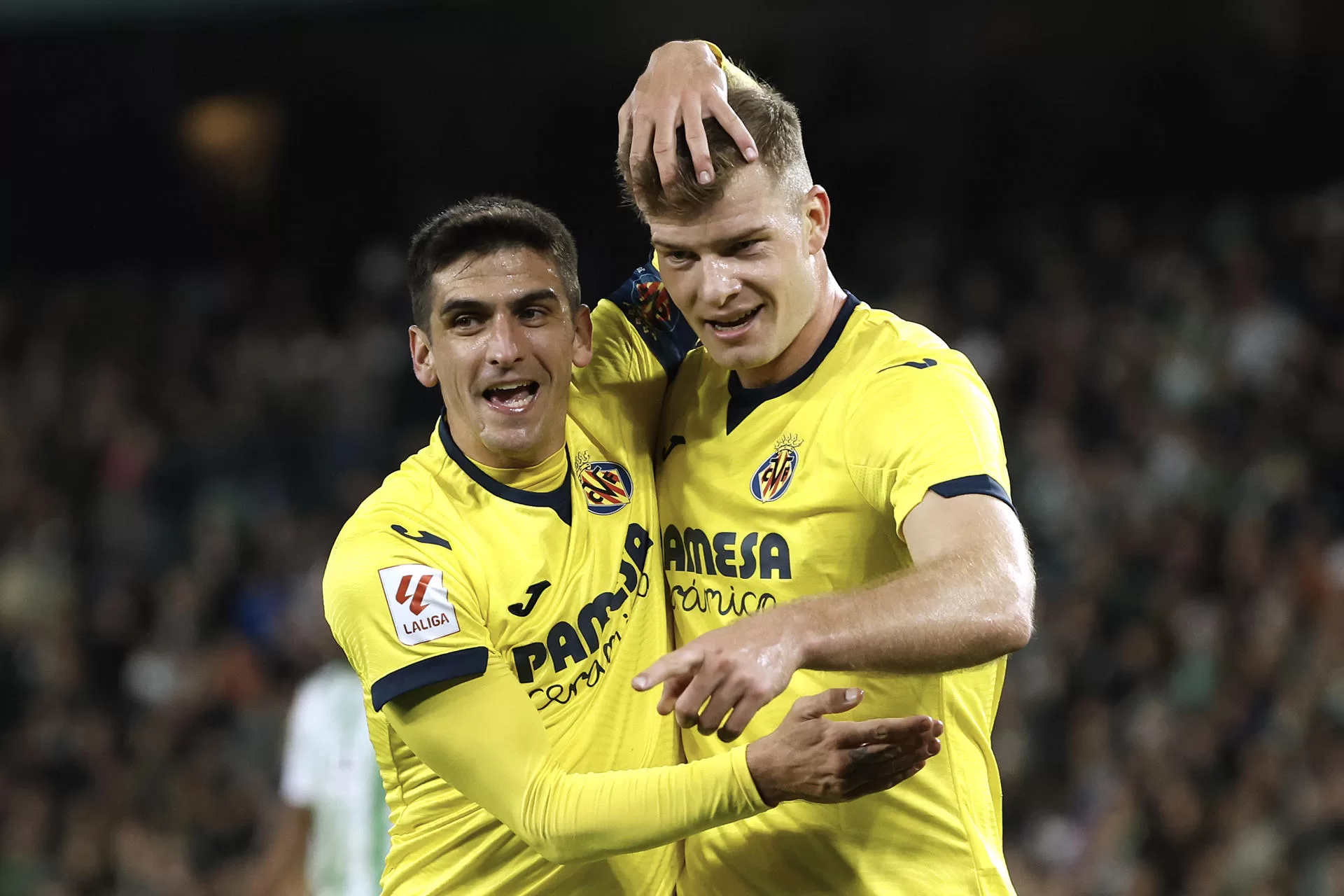 2-3. El Villarreal remonta, se redime de su fiasco europeo y frena al Betis