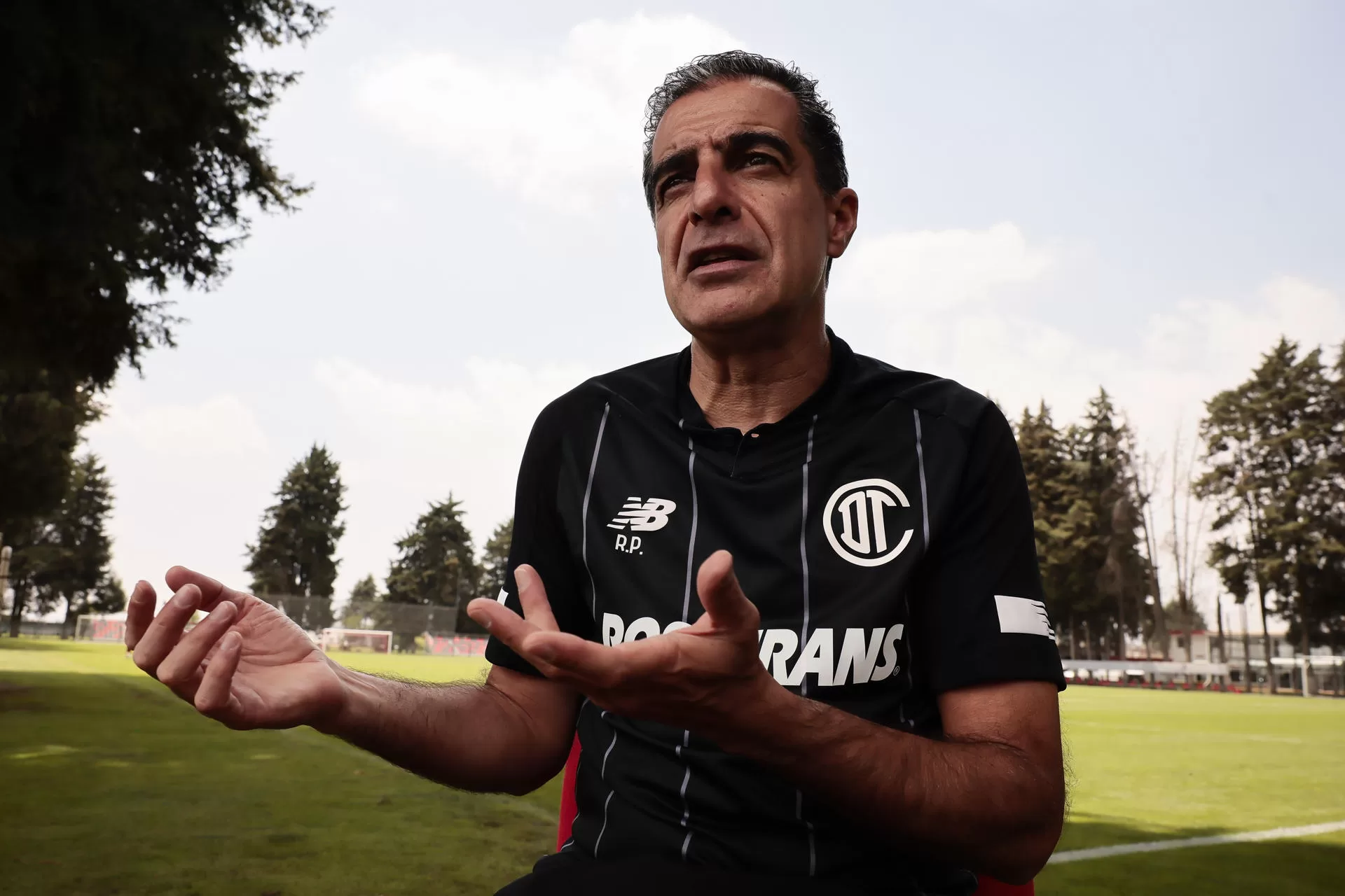 El portugués Renato Paiva, entrenador del Toluca del fútbol mexicano, habla durante una entrevista con EFE este sábado en la ciudad de Toluca, en el Estado de México (México). EFE/ José Méndez 