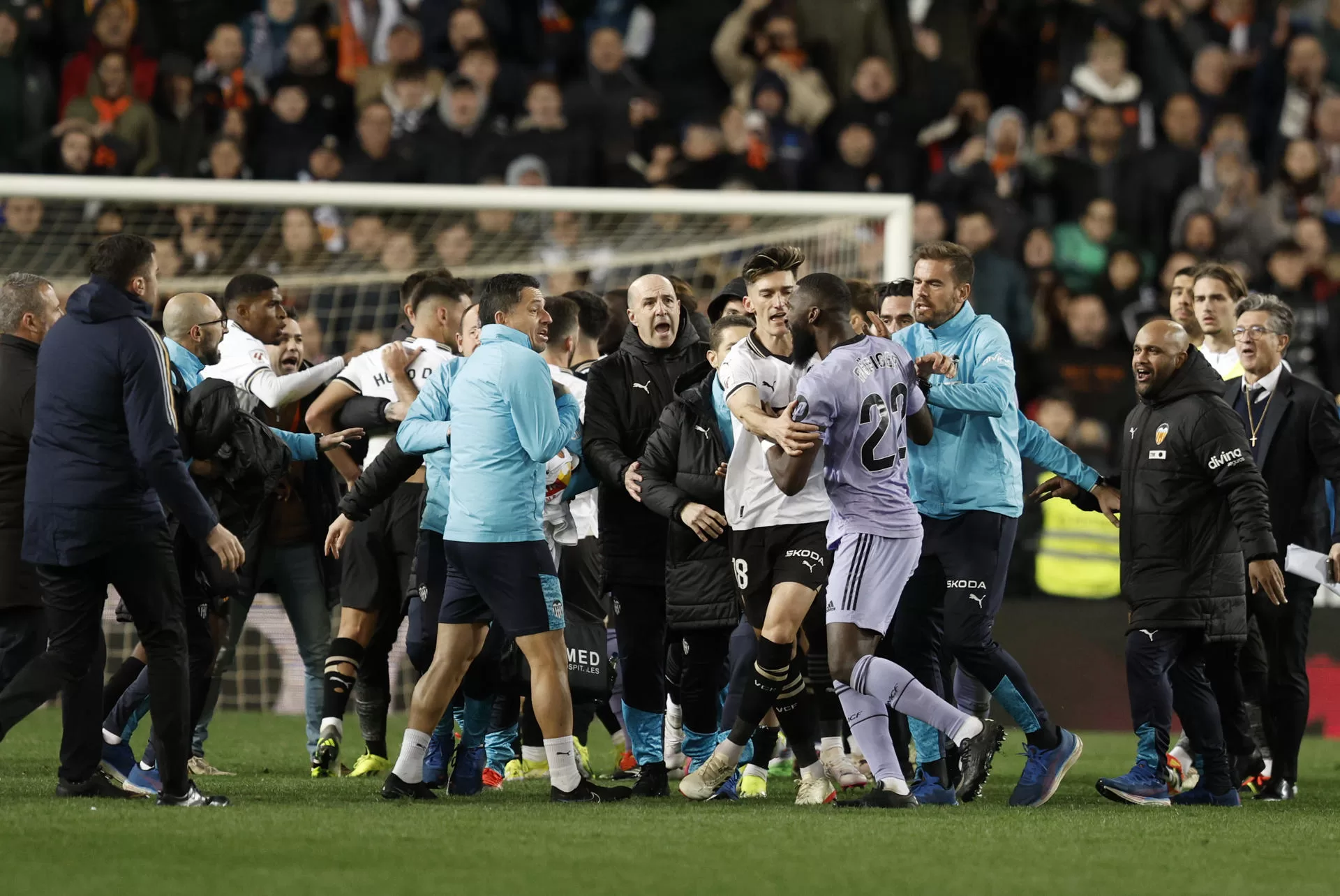 Los jugadores del Real Madrid protestan al colegiado Gil Manzano el gol anulado en el último momento del encuentro correspondiente a la jornada 27 de Primera División que Valencia y Real Madrid disputaron en el estadio de Mestalla, en Valencia. EFE / Kai Forsterling