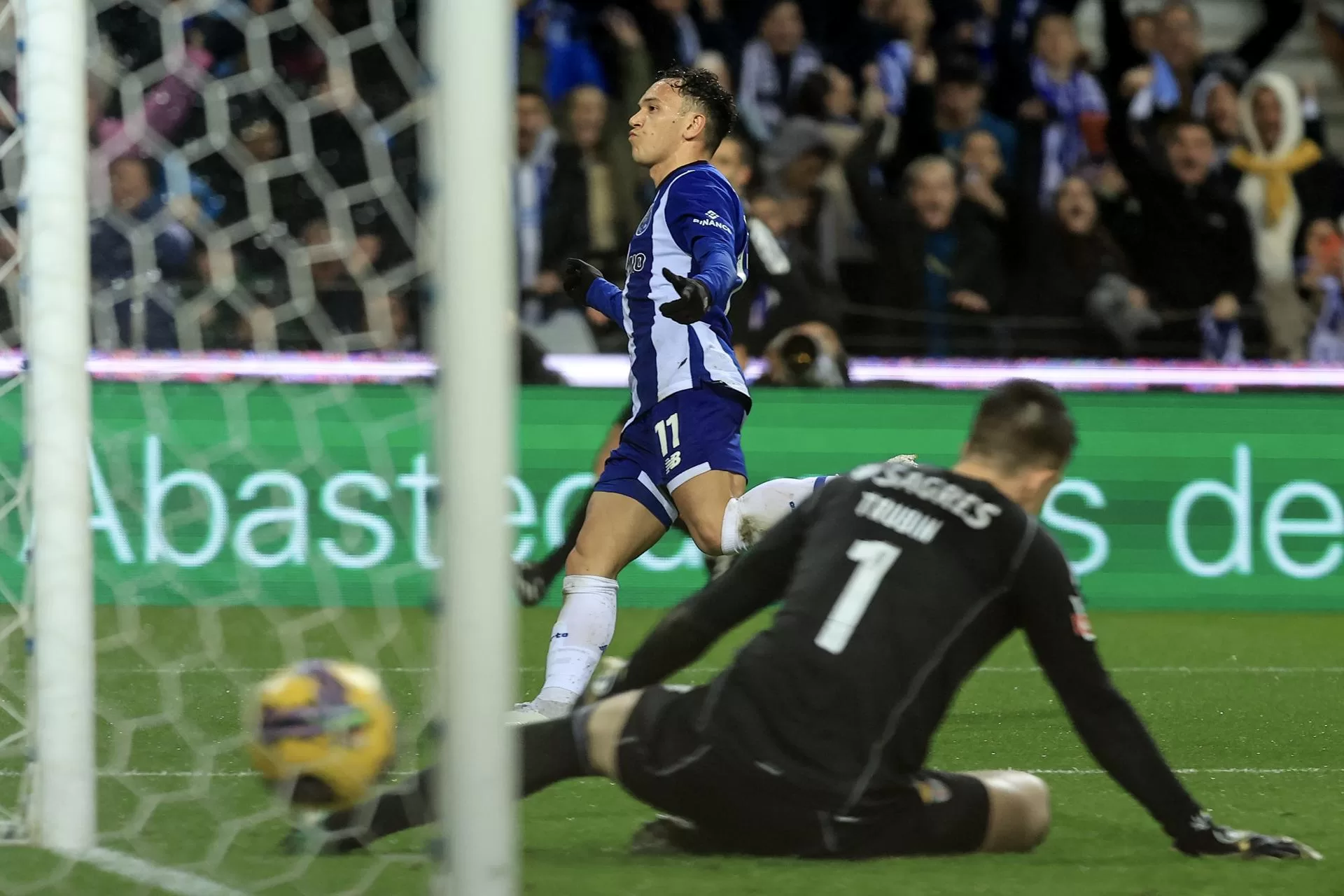 El jugador del FC Porto Pepe celebra un gol al Benfica en Do Dragao, Oporto, Portugal. EFE/EPA/MANUEL FERNANDO ARAÚJO 