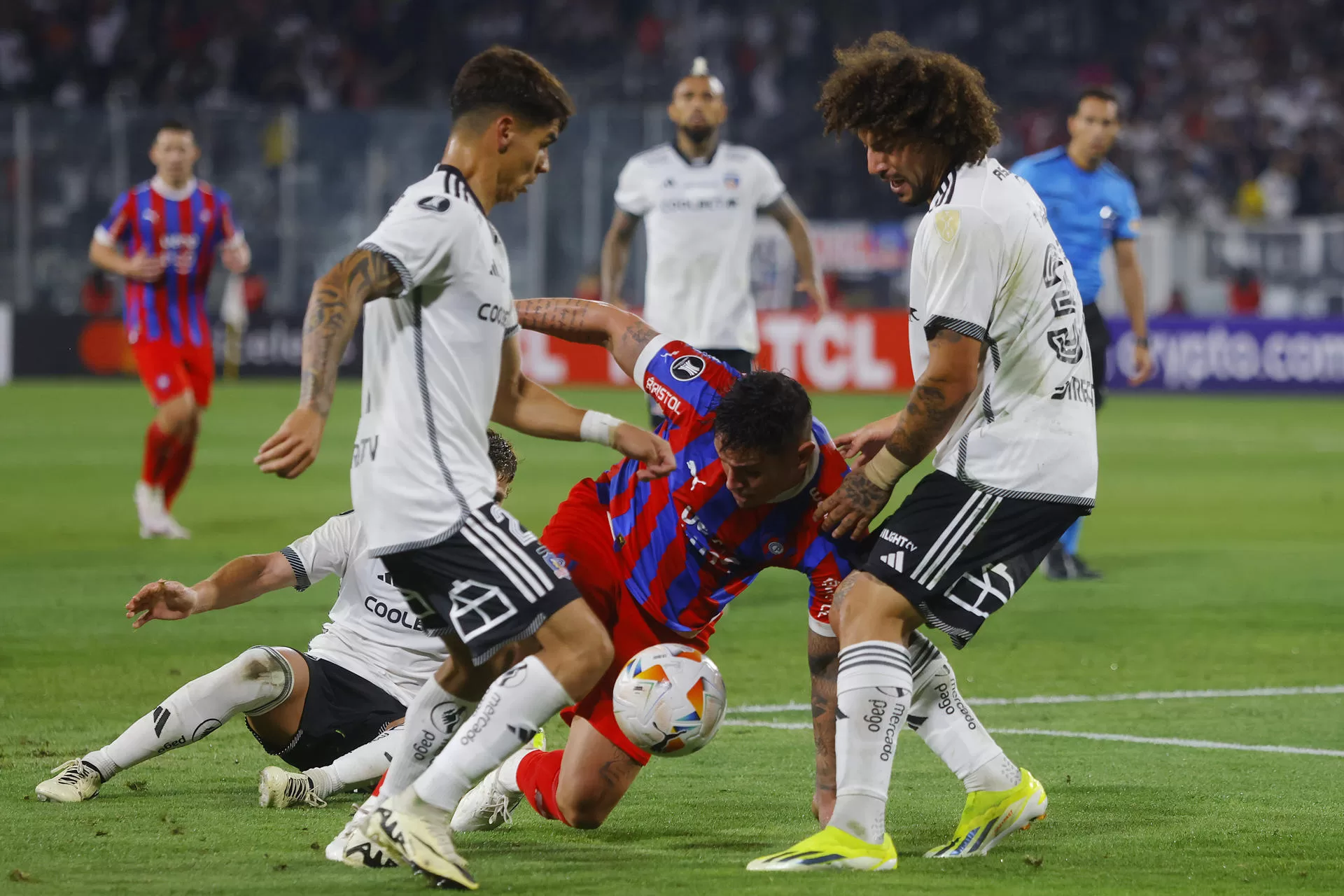 alt 1-0. Colo Colo se impone con gol agónico ante Cerro y lidera el grupo A de la Libertadores