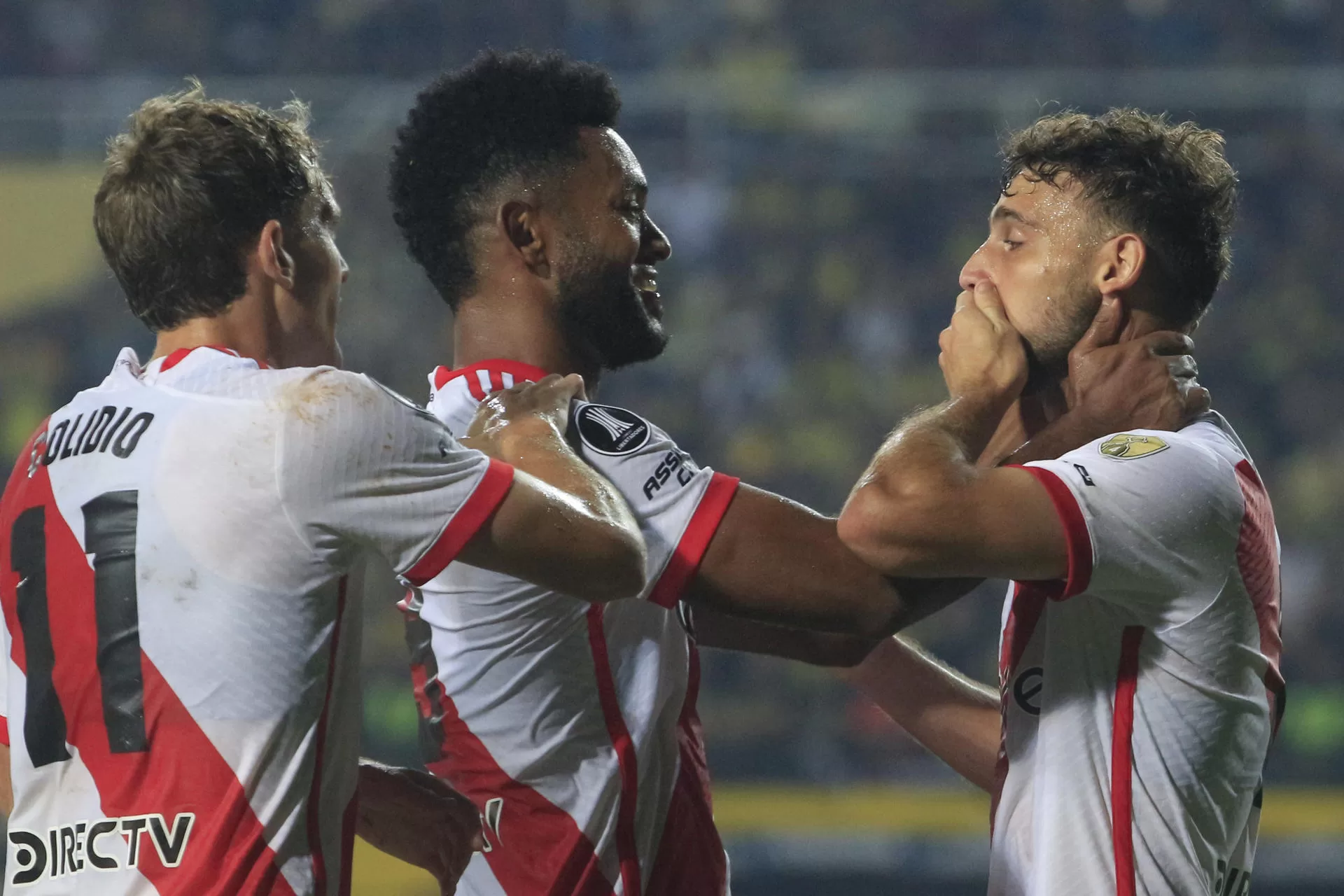 Sebastián Boselli de River Plate de Argentina, fue registrado al celebrar, junto a su compañero Miguel Ángel Borja (c), un gol que de rebote en su boca le anotó a Deportivo Táchira de Venezuela, durante un partido del grupo H de la Copa Libertadores, en el estadio Polideportivo Pueblo Nuevo, en San Cristóbal (Venezuela). EFE/Mario Caicedo