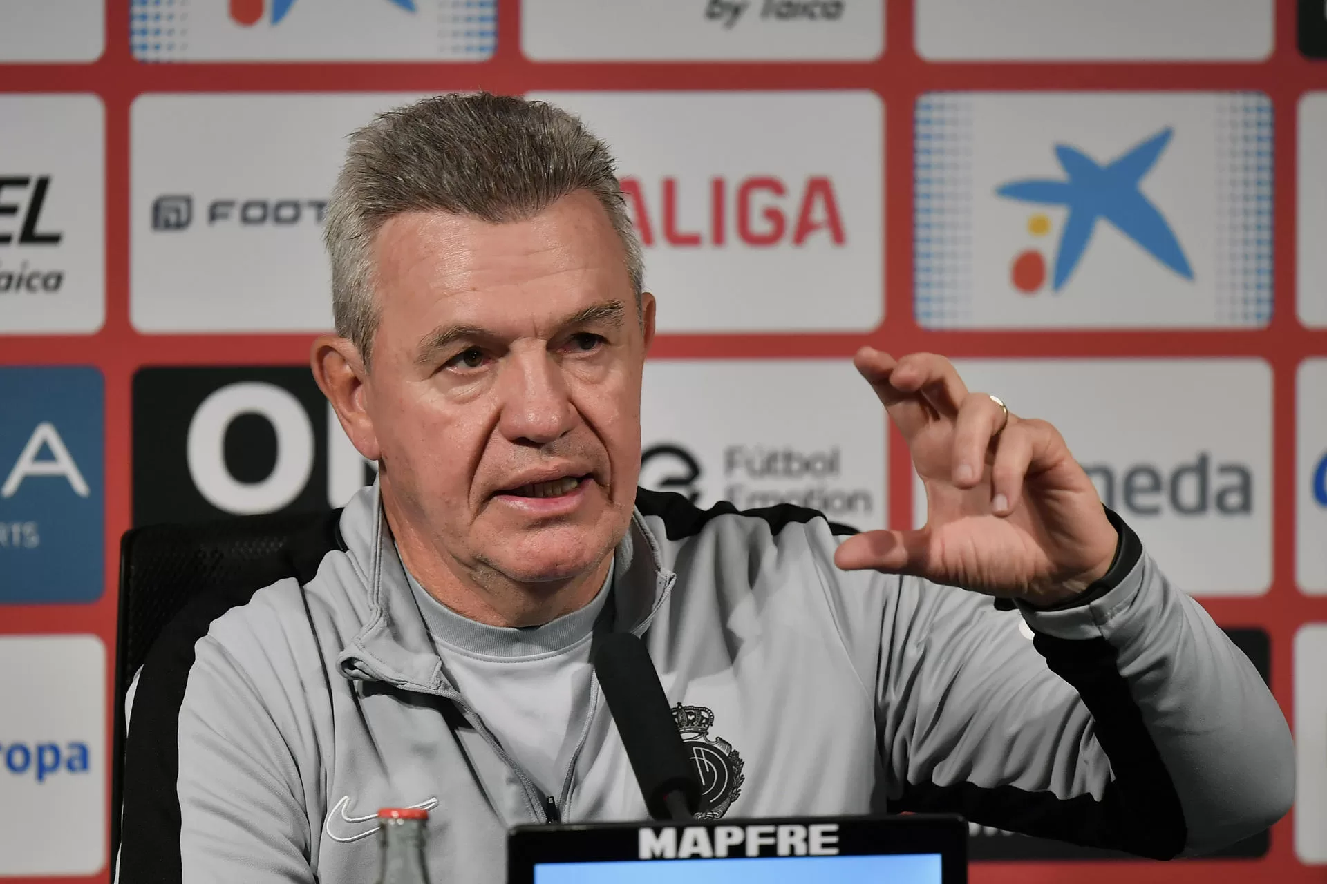 alt Javier Aguirre: "En Sevilla nos jugamos nuestro futuro en Primera"