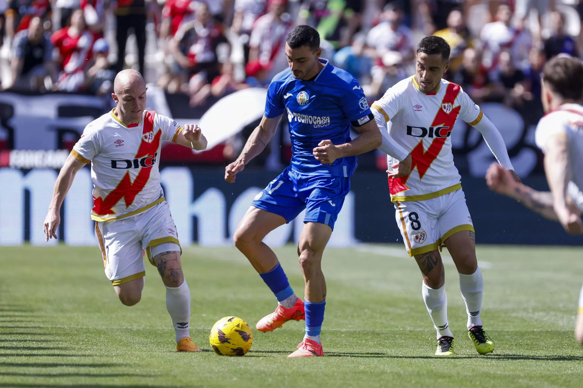 El centrocampsita del Getafe Juan Antonio Iglesias, y centrocampista del Rayo Vallecano Isi Palazón (i), durante el partido de la jornada 31 de LaLiga EA Sports entre el Rayo Vallecano y el Getafe, este sábado en el estadio de Vallecas en Madrid.-EFE/ Javier Lizón 
