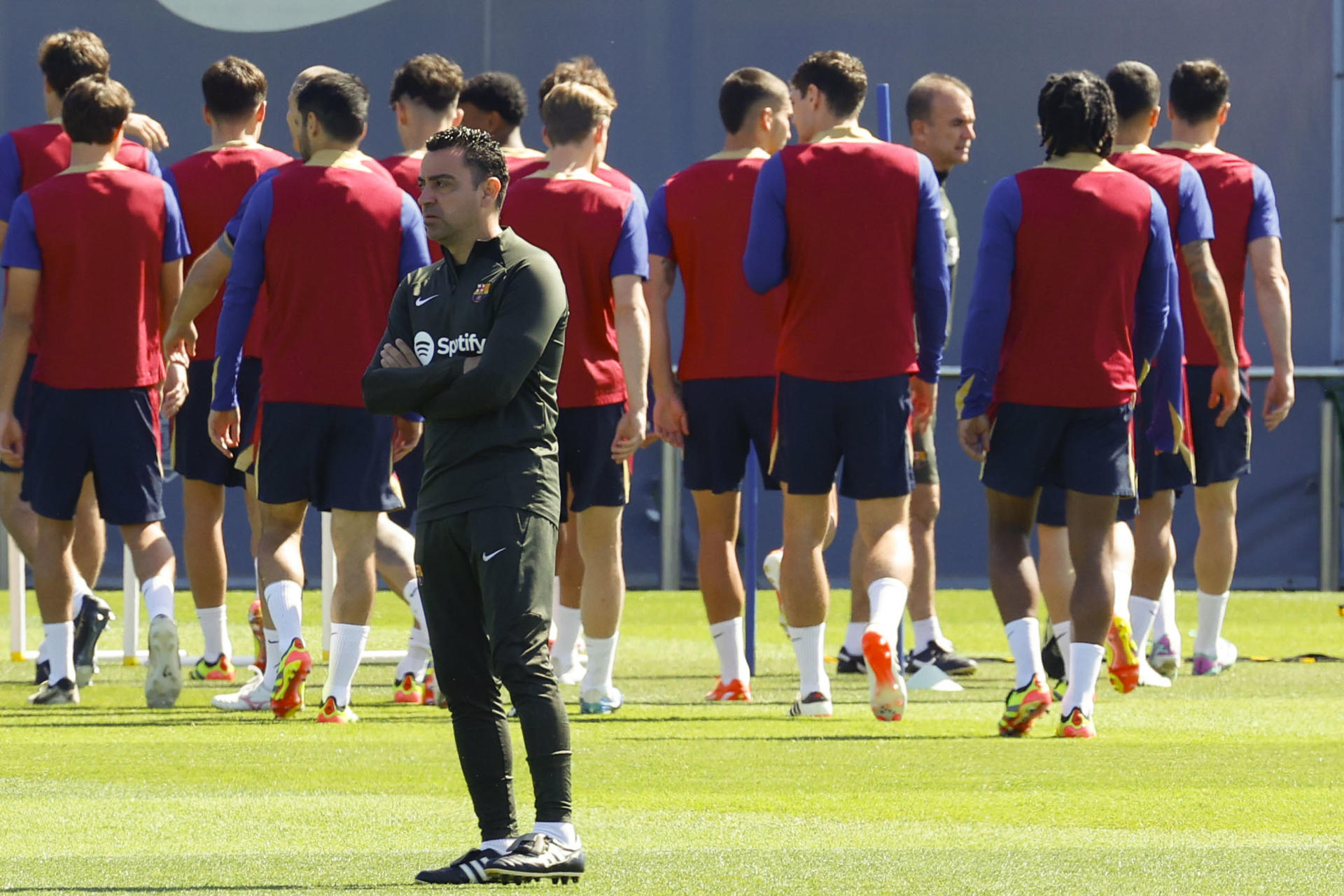 El técnico del FC Barcelona, Xavi Hernández, durante el entrenamiento que realiza la plantilla barcelonista este sábado en la Cidad Deportiva Joan Gamper para preparar el partido de liga que disputarán ante el Real Madrid en el Santiago Bernabéu. EFE/ Toni Albir
