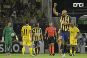 Carlos Quintana (2d), defensa de Rosario de Argentina, fue registrado este jueves, 4 de abril, al celebrar un gol que le anotó a Peñarol de Uruguay, durante un partido del grupo G de la Copa Libertadores, en el estadio Gigante de Arroyito, en Rosario (Argentina). EFE/Franco Trovatto