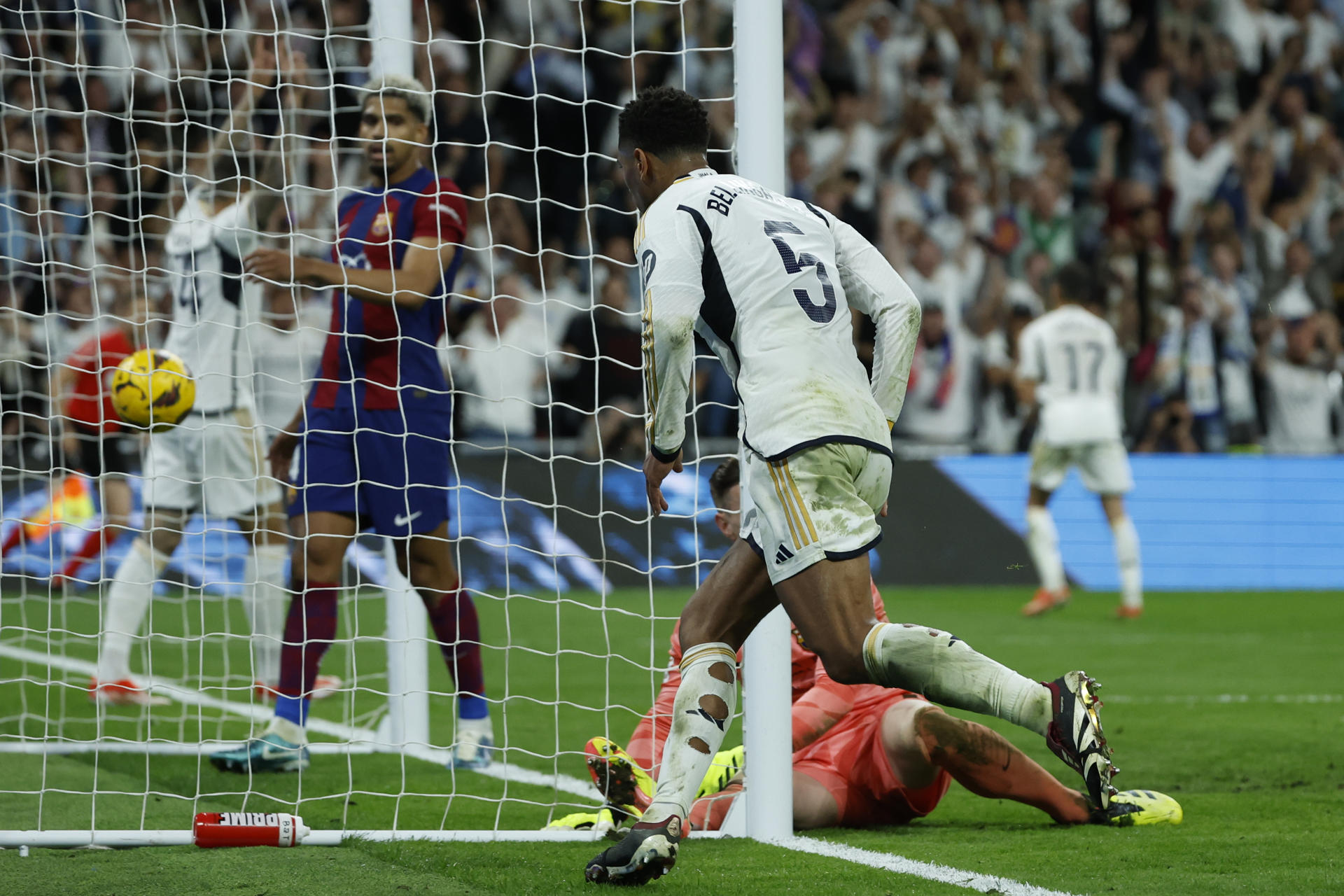 El centrocampista británico del Real Madrid Jude Bellingham celebra el 3-2 conseguido durante el partido de la jornada 32 de LaLiga EA Sports entre Real Madrid y FC Barcelona, este domingo en el estadio Santiago Bernabéu de Madrid. EFE/JUANJO MARTÍN