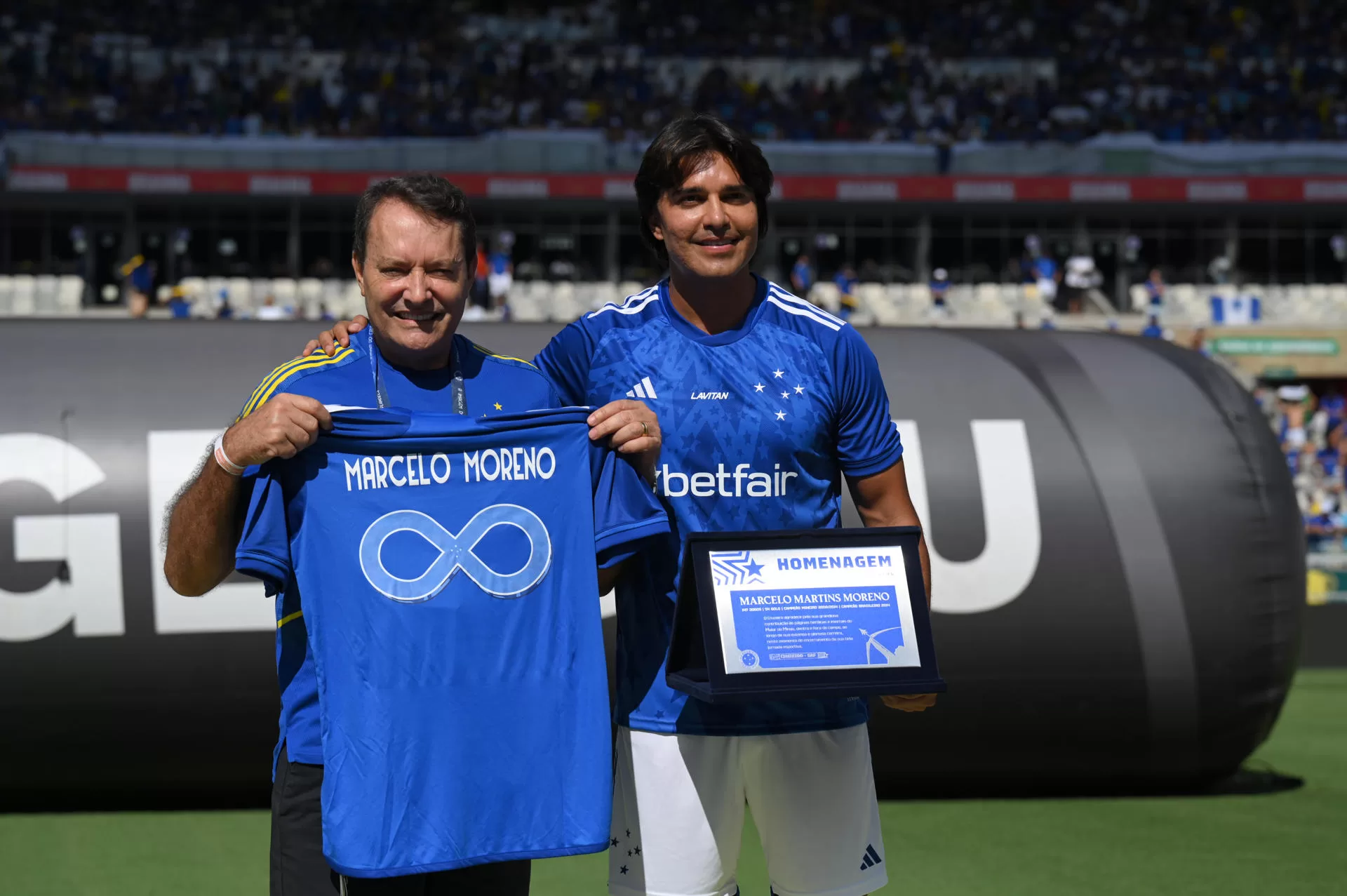 . El futbolista boliviano Marcelo Martins Moreno (d), de Cruzeiro, saluda durante los actos previos en los que se despide poniendo fin a su carrera profesional, en la final del Campeonato Paulista entre su equipo y Atlético Mineiro en el estadio Mineirao en Belo Horizonte (Brasil). EFE/ Yuri Edmundo 