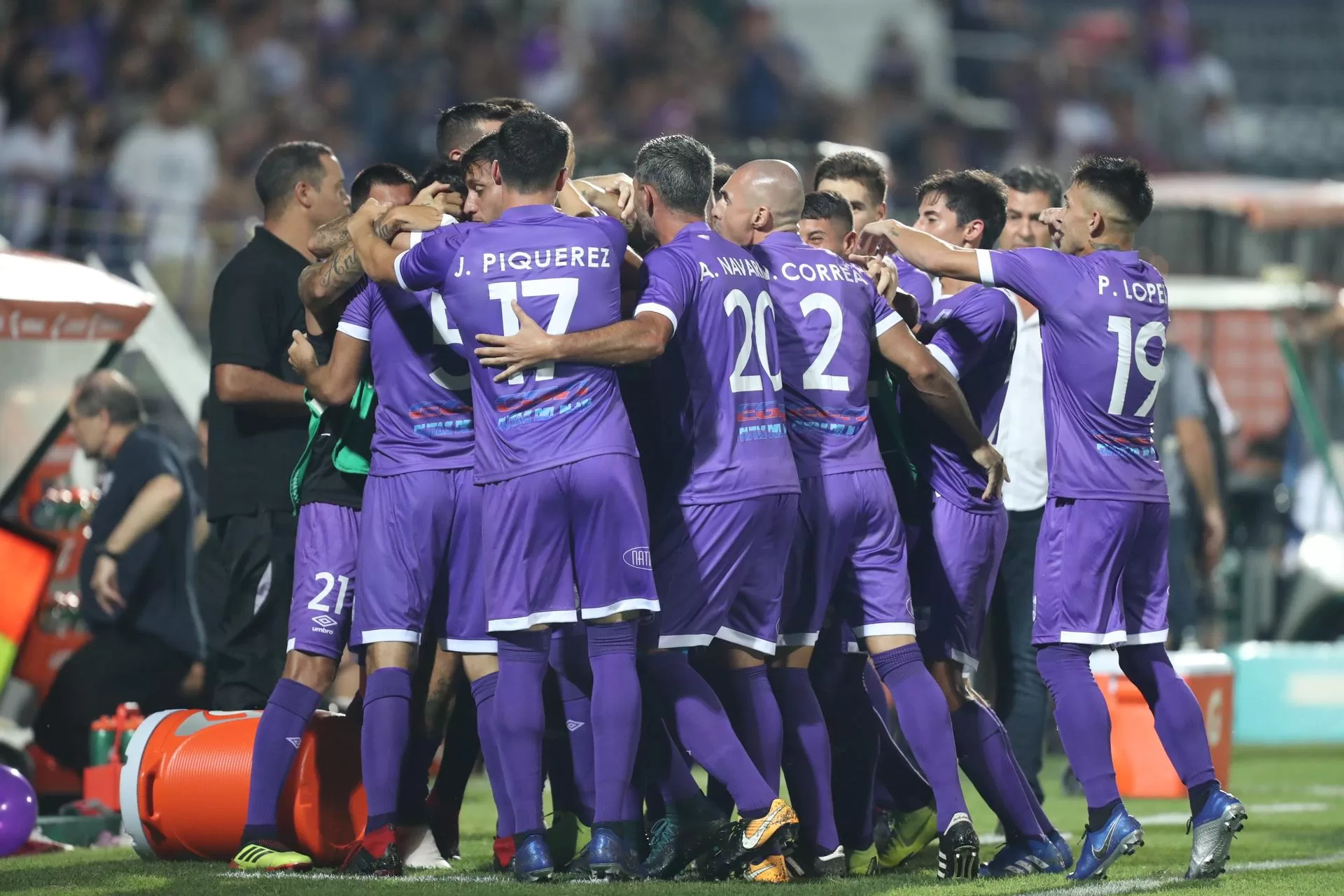 Fotografía de archivo en la que se registró una celebración de jugadores del club uruguayo de fútbol Defensor Sporting, en el estadio Luis Franzini de Montevideo (Uruguay). EFE/Raúl Martínez 
