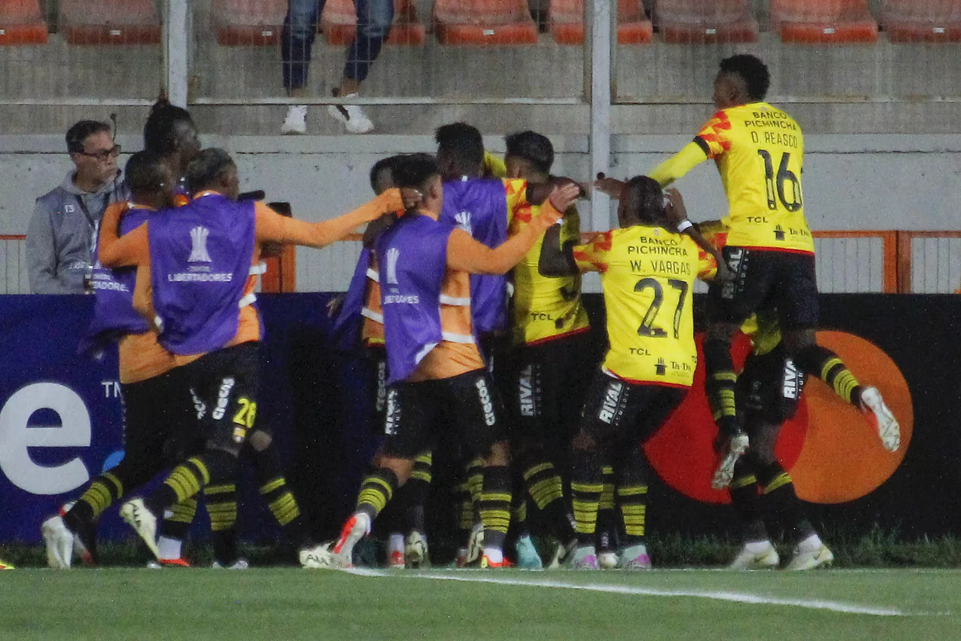 Jugadores del Barcelona de Ecuador fueron registrados este martes, 2 de abril, al celebrar un gol que Francisco Fydriszewski le anotó de penal al Cobresal de Chile, durante un partido del grupo B de la Copa Libertadores, en el estadio Zorros del Desierto, en Calama (Chile). EFE/Edgard Cross-Buchanan 