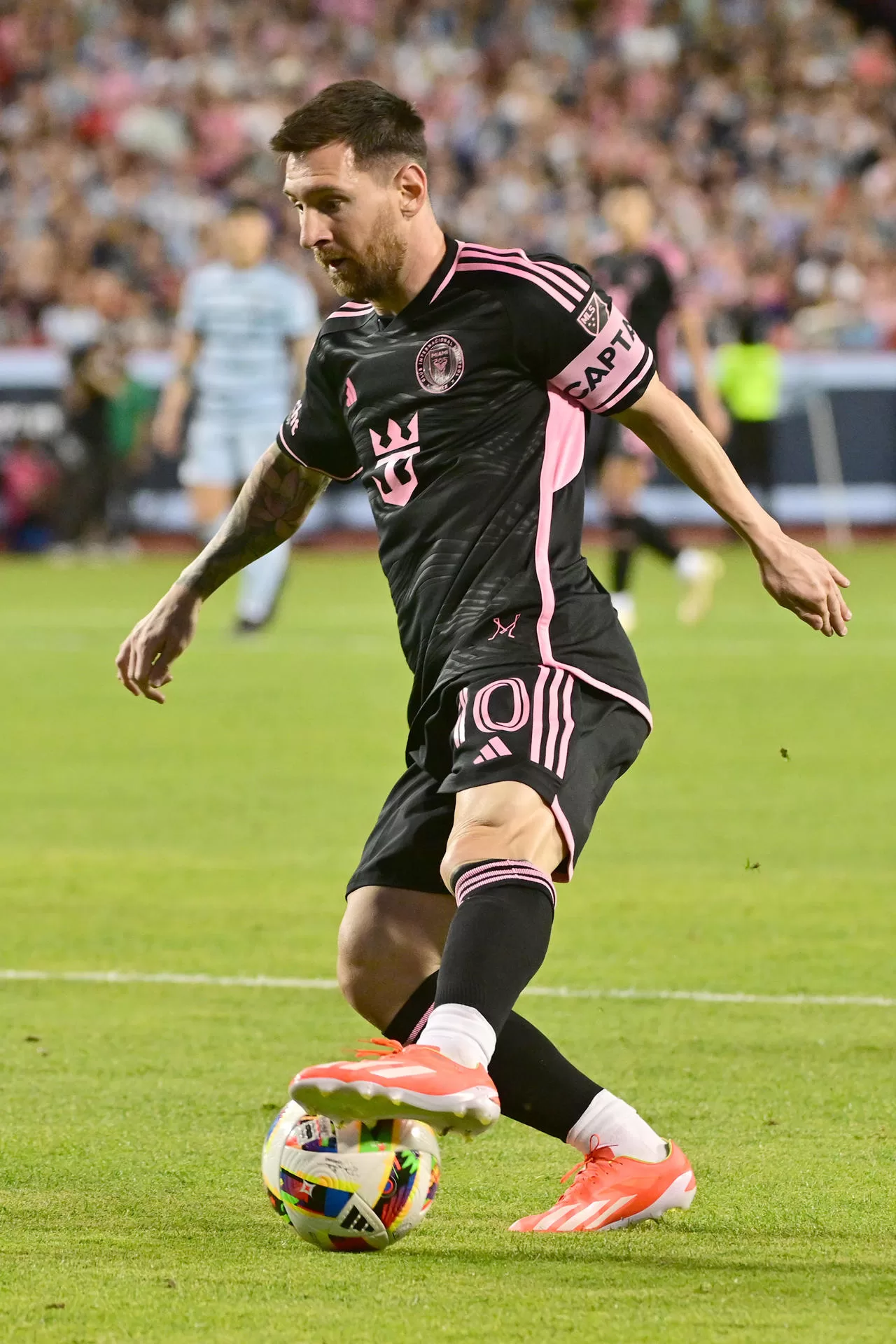 Lionel Messi, atacante estrella del Inter Miami fue registrado el pasado 13 de abril, durante un partido de la MLS contra el Sporting KC, en el estadio Arrowhead de Kansas City (Misuri, EE.UU.). EFE/Tim Vizer