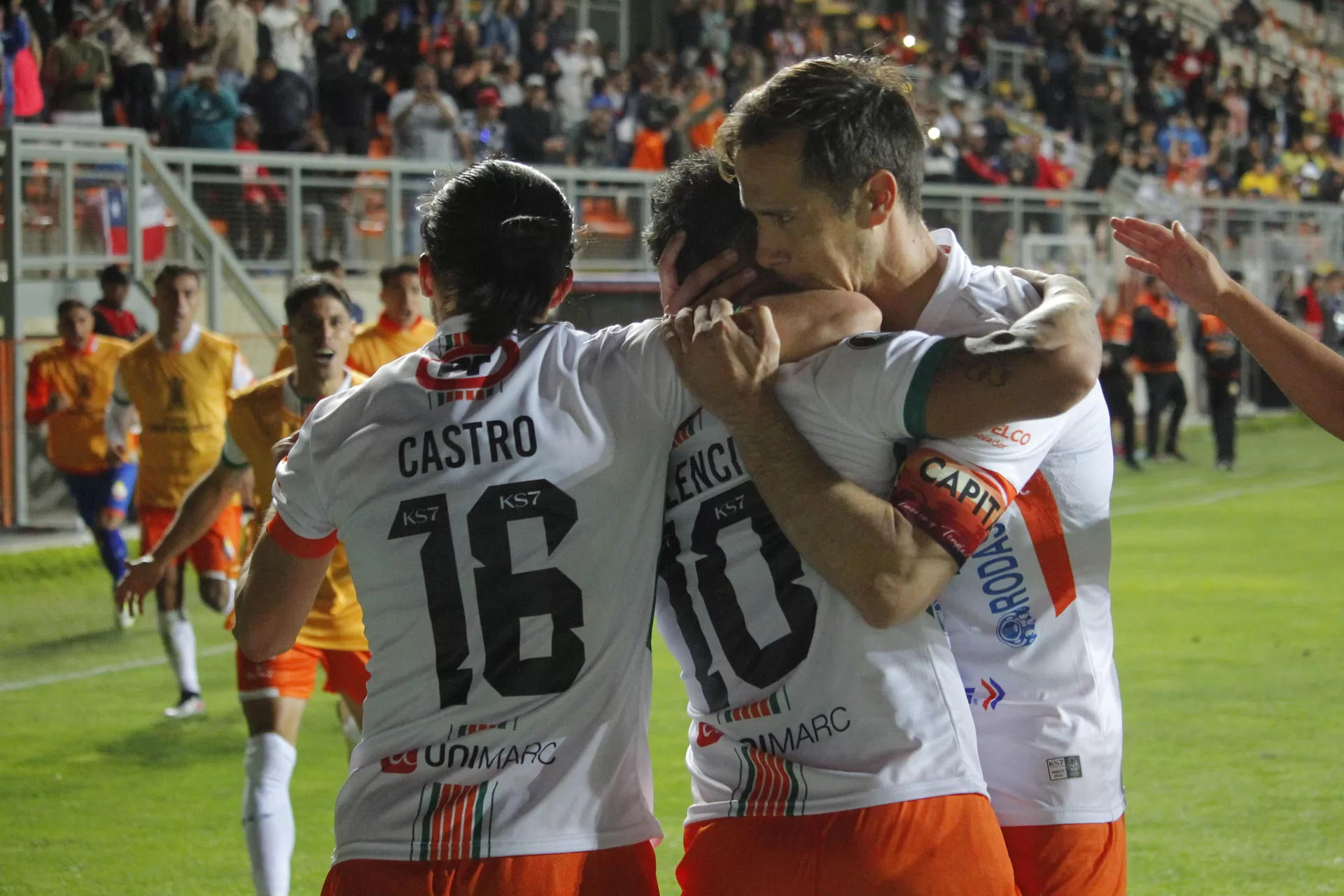 Jugadores del Cobresal de Chile fueron registrados este martes, 2 de abril, al celebrar un gol que Leonardo Valencia le anotó de penal al Barcelona de Ecuador, durante un partido del grupo B de la Copa Libertadores, en el estadio Zorros del Desierto, en Calama (Chile). EFE/Edgard Cross-Buchanan 