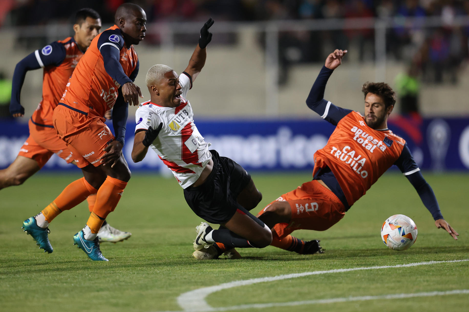 rss-efe23f80488e71ee75eec14bf241fe70728d7fe00aaw 2-0. Los bolivianos Cuéllar y Martínes colocan a Always Ready en la cima del grupo A de la Sudamericana