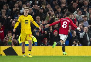 alt Bruno Fernandes evita el sonrojo ante el colista