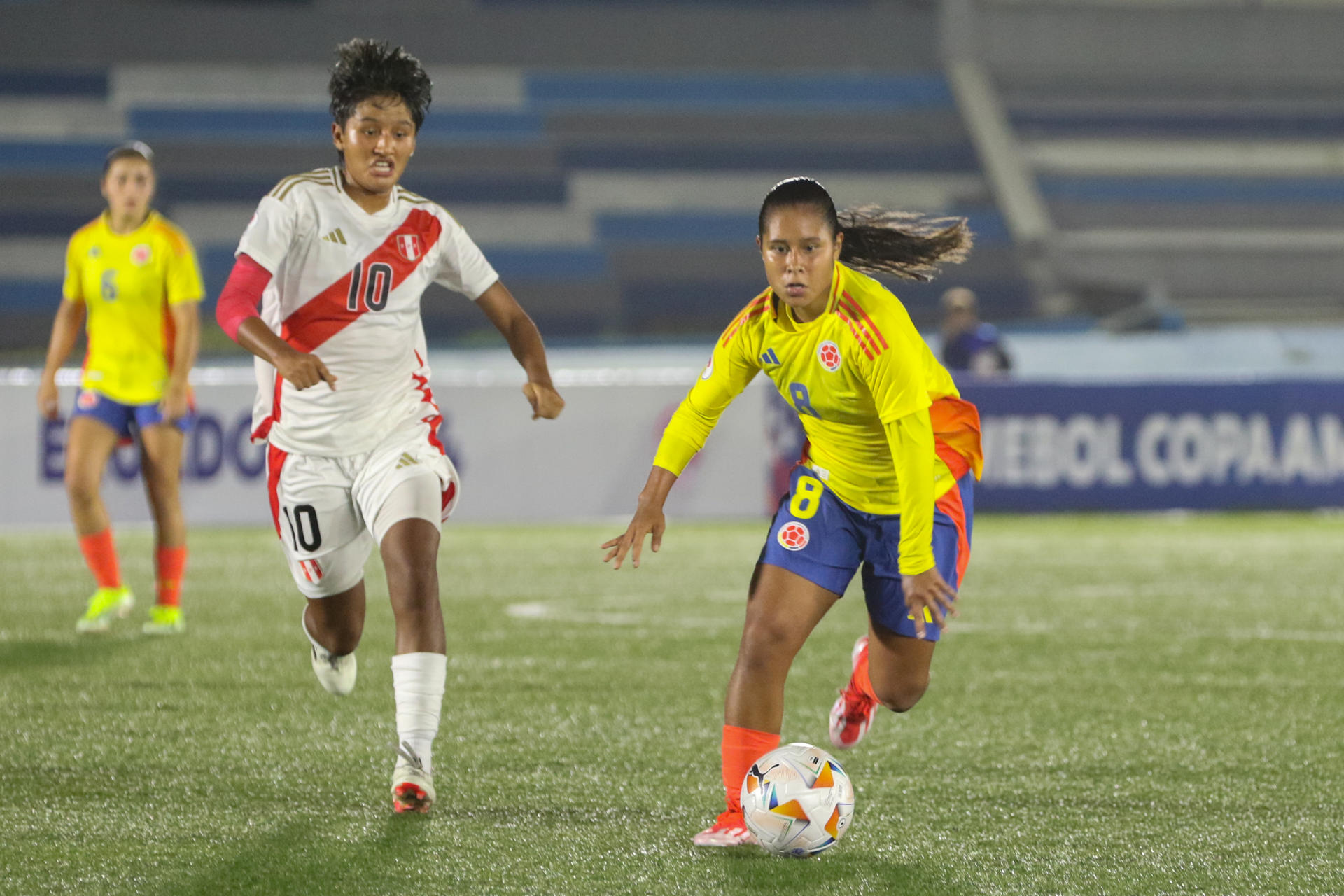 Natalia Hernández (d) de Colombia disputa el balón con Melanny Mondaca de Perú, este martes durante un partido del Sudamericano Femenino Sub-20, en Guayaquil (Ecuador). EFE/ Jonathan Miranda 