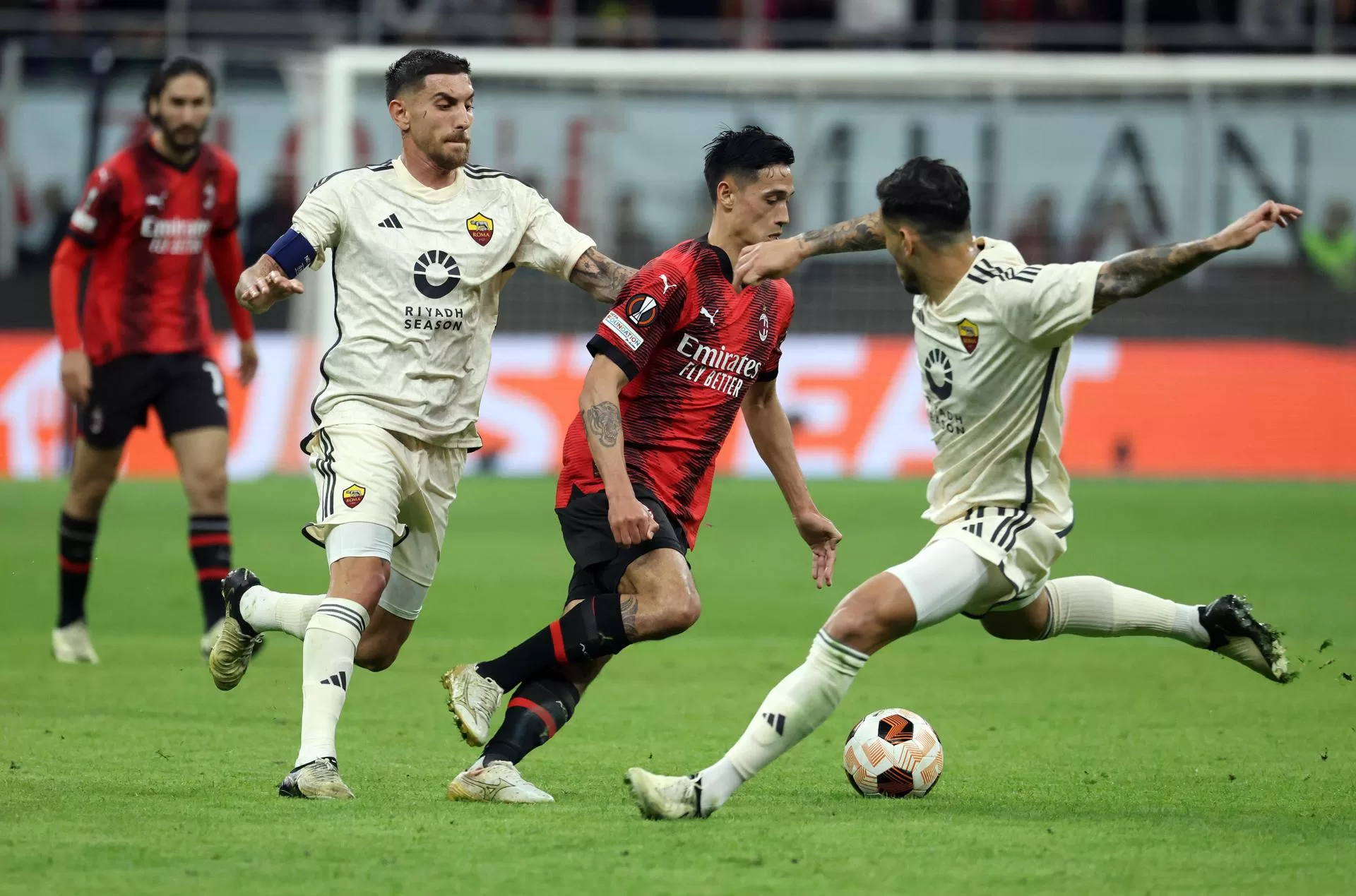 Reijnders regatea a Pellegrini y Paredes. EFE/EPA/MATTEO BAZZI 