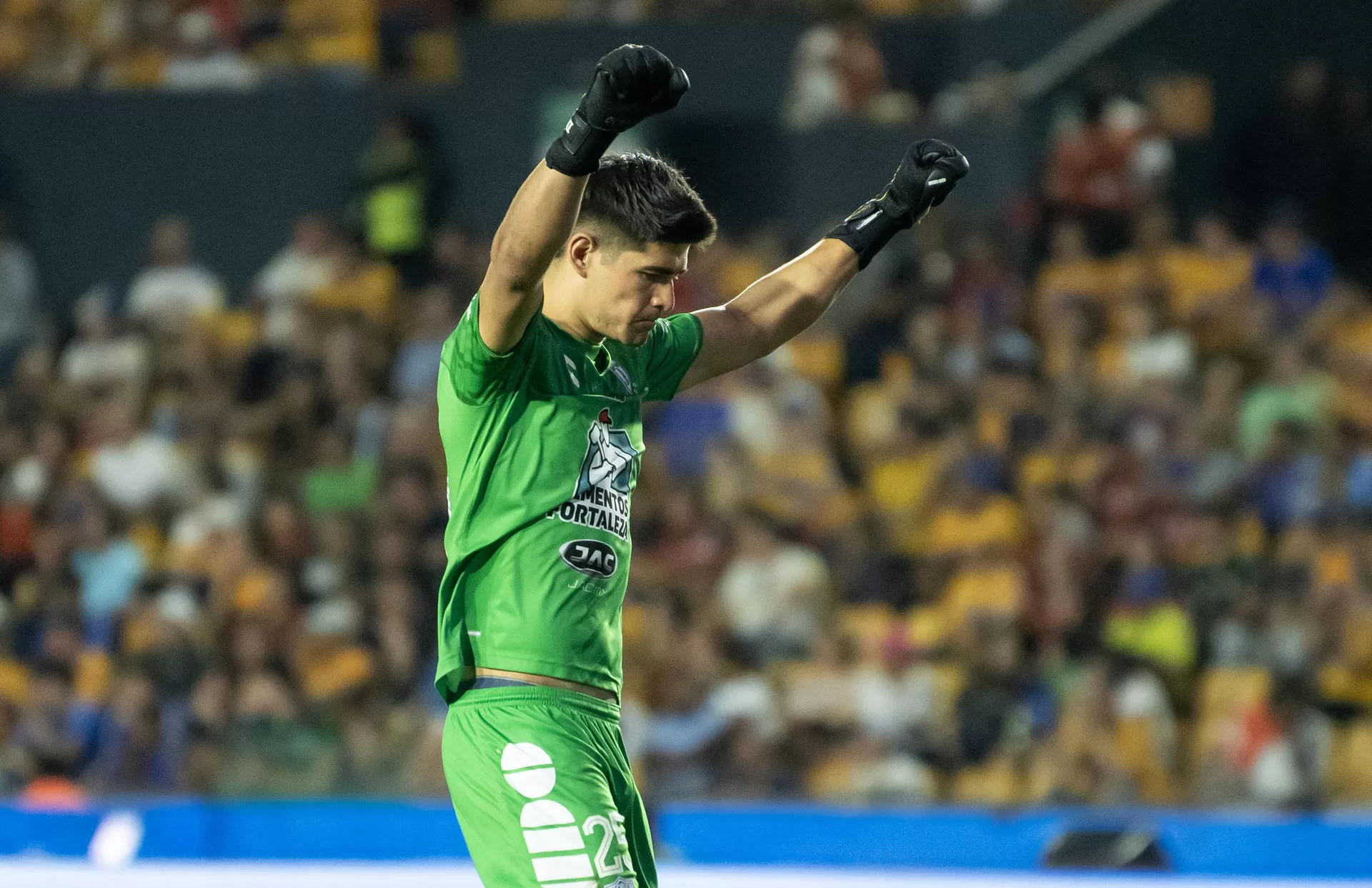 Carlos Moreno, portero de Pachuca, fueron registrado este sábado, 6 de abril, al celebrar un gol que si equipo le anotó a los Tigres UANL, durante un partido de la jornada 14 del Torneo Clausura de fútbol en México, en el estadio Universitario, en la ciudad de Monterrey. EFE/Miguel Sierra
