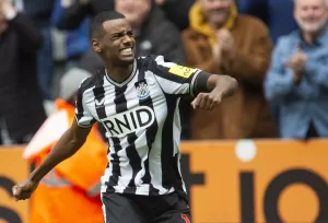 alt 4-0. Isak desarma al Tottenham