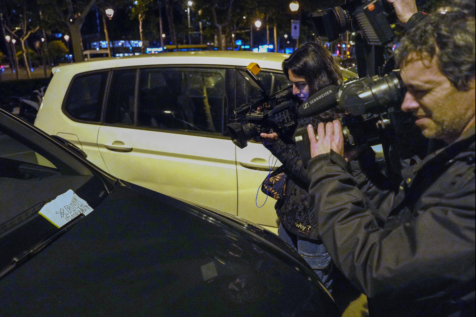 Imagen del coche de Xavi Hernández en el que ha llegado a la reunión que ha mantenido hoy miércoles con el presidente del FC Barcelona Joan Laporta en Barcelona. EFE / Alejandro García.