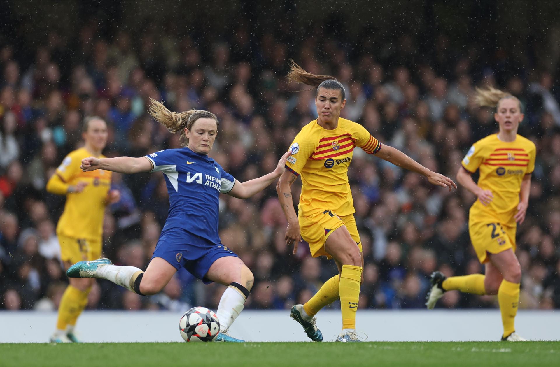 La jugadora del Chelsea Erin Cuthbert rodeada de jugadora del Barça durante el partido de vuelta de semifinales de la UEFA Women Champions League que han jugado Chelsea WFC y FC Barcelona Femeni, en Londres, Reino Uniudo). EFE/EPA/ISABEL INFANTES 