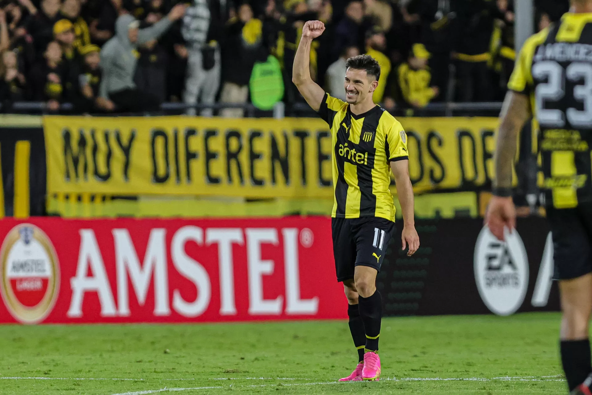 Maximiliano Silvera, de Peñarol, fue registrado este miércoles, 10 de abril, al celebrar el primero de los tres goles que le anotó al Caracas, durante un partido del grupo G de la Copa Libertadores, en el estadio Campeón del Siglo de Montevideo (Uruguay). EFE/Gastón Britos 