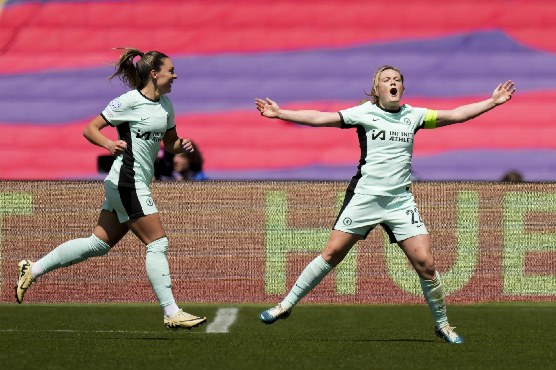 La centrocampista del Chelsea Erin Cuthbert (d) celebra el primer gol durante el partido de Ida de semifinales de la Liga de Campeones femenina UEFA disputado en el Estadio Olímpico Lluis Companys de Barcelona. EFE/Enric Fontcuberta
