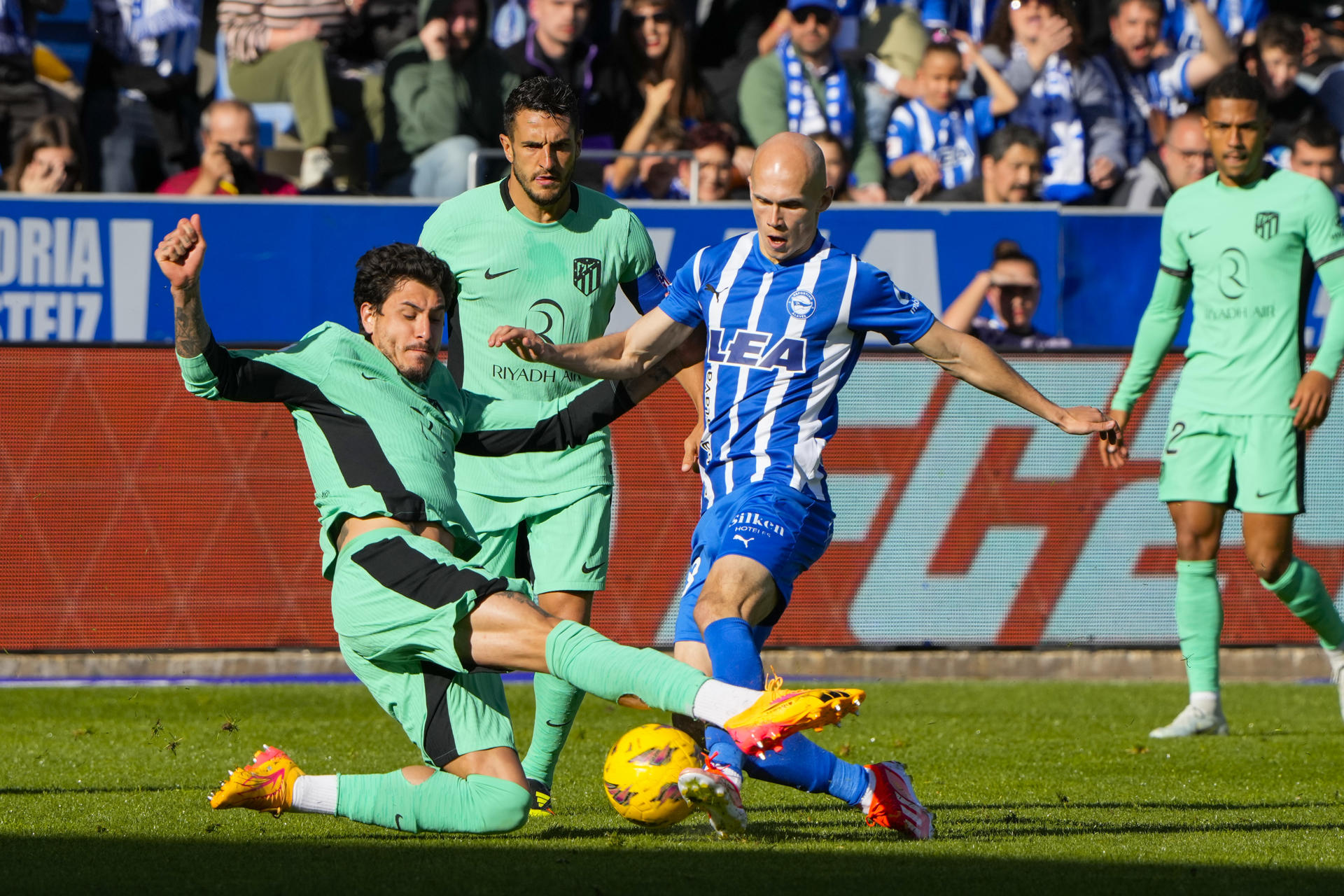 El defensa uruguayo del Atlético de Madrid José Giménez (i) lucha con Jon Guridi, del Deportivo Alavés, durante el partido de la jornada 32 en Primera División en el estadio de Mendizorrotza, en Vitoria. EFE/Adrián Ruiz Hierro